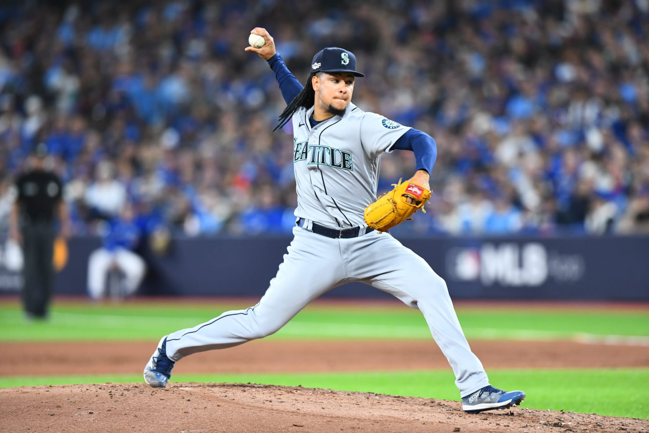 TORONTO, ON - OCTOBER 07: Seattle Mariners Pitcher Luis Castillo (21) throws a pitch during the second inning of the MLB baseball postseason Wild Card game 1 between the Seattle Mariners and the Toronto Blue Jays on October 7, 2022, at Rogers Centre in Toronto, ON, Canada. (Photo by Julian Avram/Icon Sportswire via Getty Images)