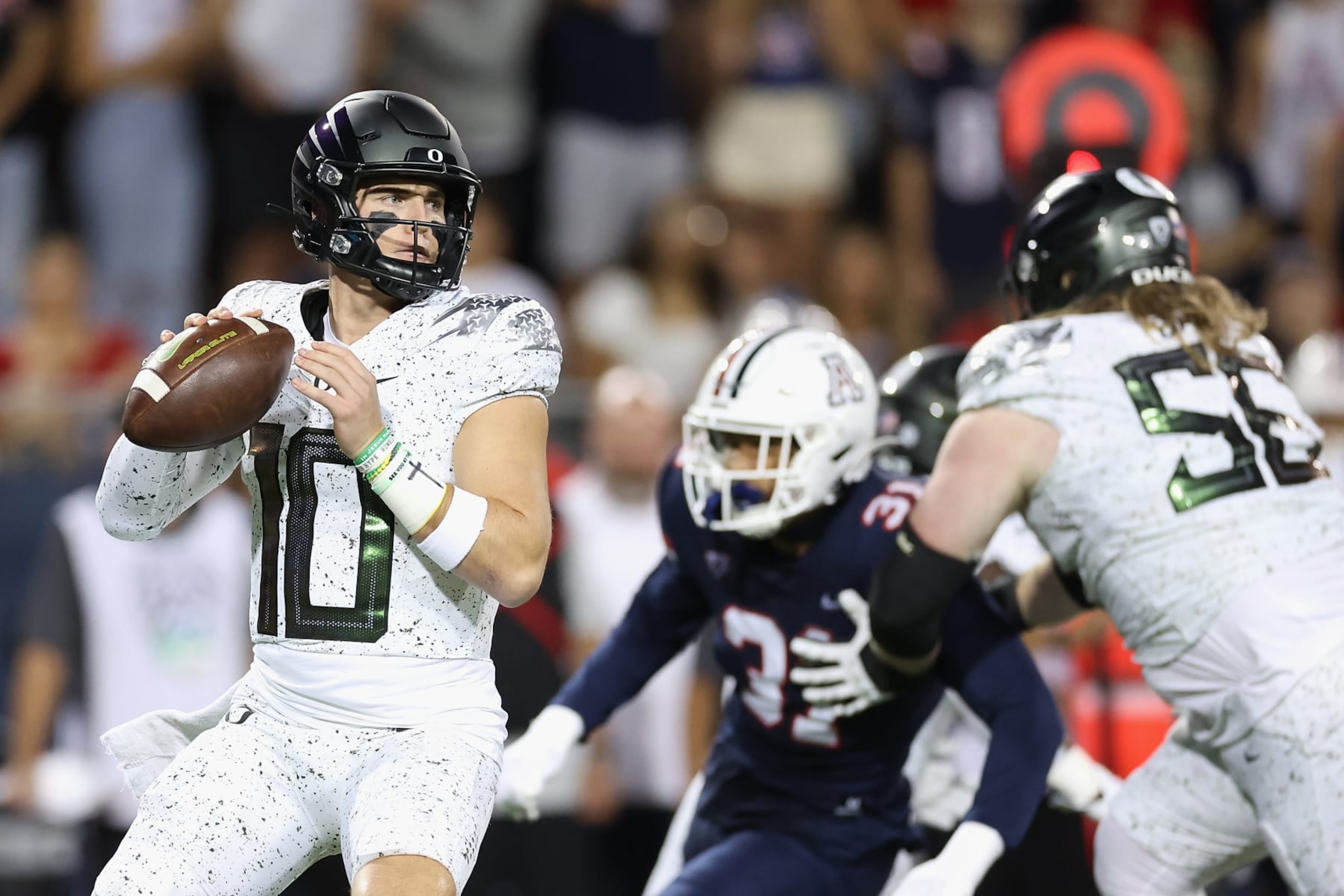 TUCSON, ARIZONA - OCTOBER 08: Quarterback Bo Nix #10 of the Oregon Ducks drops back to pass during the first half of the NCAAF game against the Arizona Wildcats at Arizona Stadium on October 08, 2022 in Tucson, Arizona. (Photo by Christian Petersen/Getty Images)