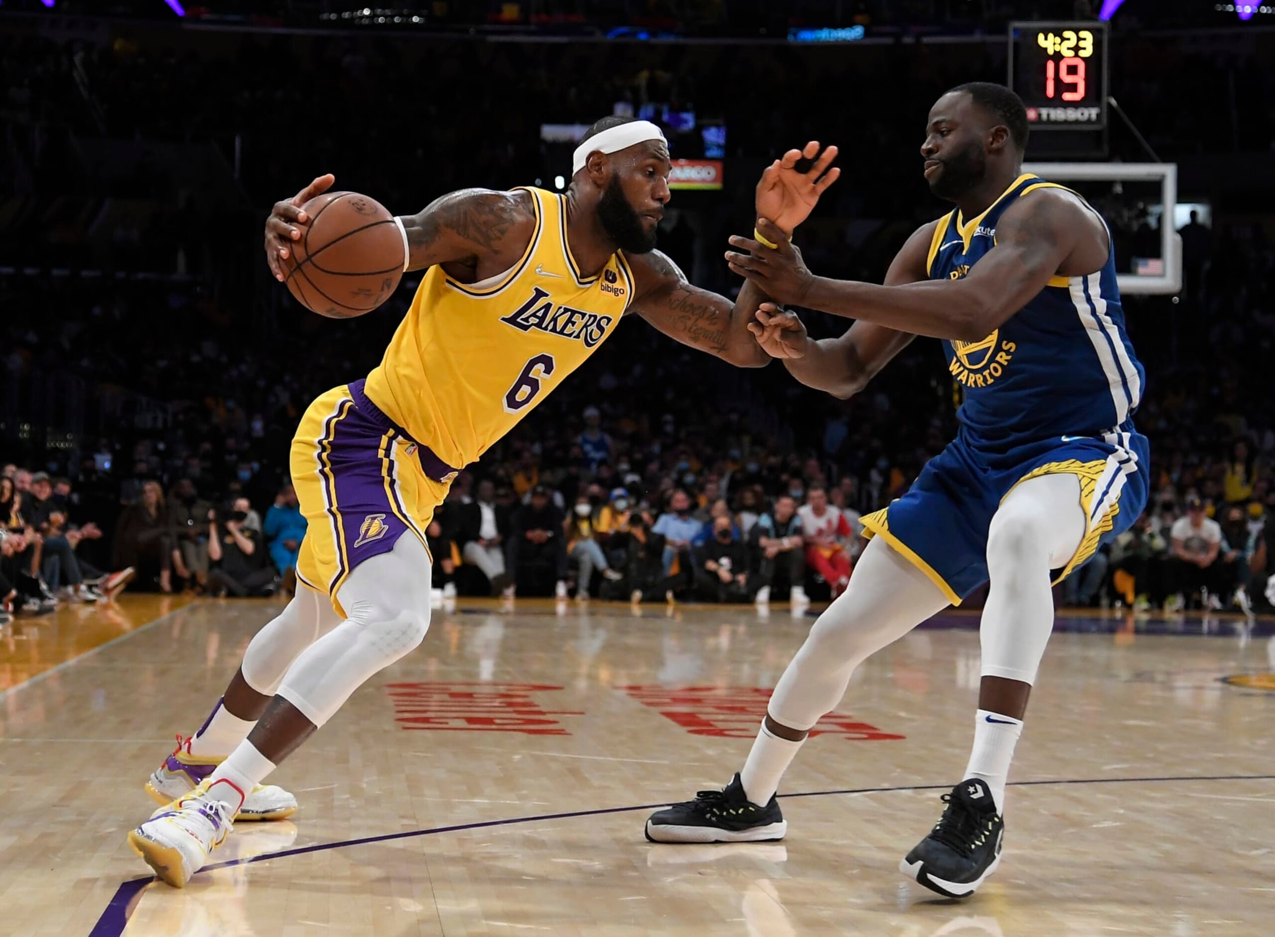 LOS ANGELES, CA - OCTOBER 19: LeBron James #6 of the Los Angeles Lakers drives against Draymond Green #23 of the Golden State Warriors during the second half at Staples Center on October 19, 2021 in Los Angeles, California. NOTE TO USER: User expressly acknowledges and agrees that, by downloading and/or using this Photograph, user is consenting to the terms and conditions of the Getty Images License Agreement. (Photo by Kevork Djansezian/Getty Images)