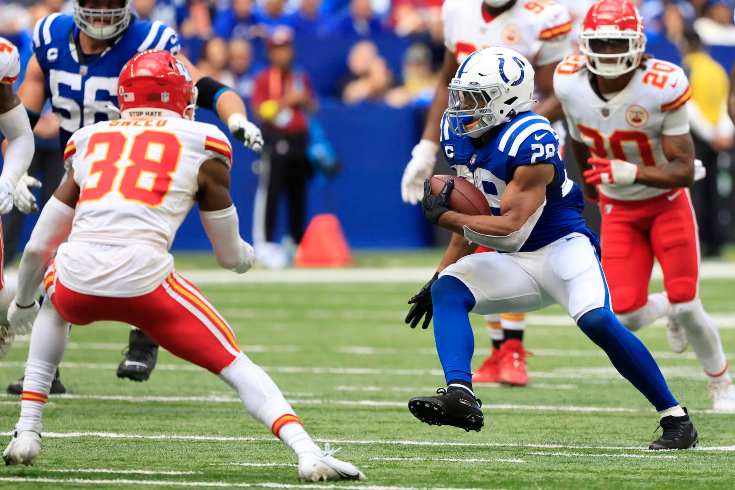 INDIANAPOLIS, INDIANA - SEPTEMBER 25: Jonathan Taylor #28 of the Indianapolis Colts runs with the ball against the Kansas City Chiefs during the second half at Lucas Oil Stadium on September 25, 2022 in Indianapolis, Indiana. (Photo by Justin Casterline/Getty Images)