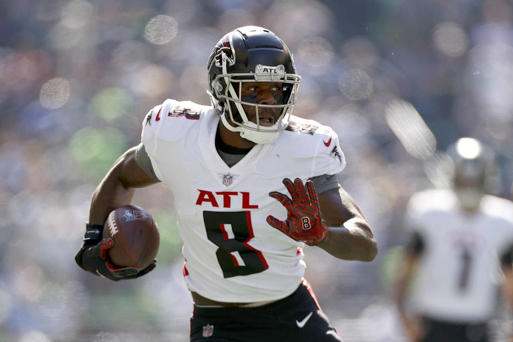 SEATTLE, WASHINGTON - SEPTEMBER 25: Kyle Pitts #8 of the Atlanta Falcons carries the ball against the Seattle Seahawks during the first quarter at Lumen Field on September 25, 2022 in Seattle, Washington. (Photo by Steph Chambers/Getty Images)