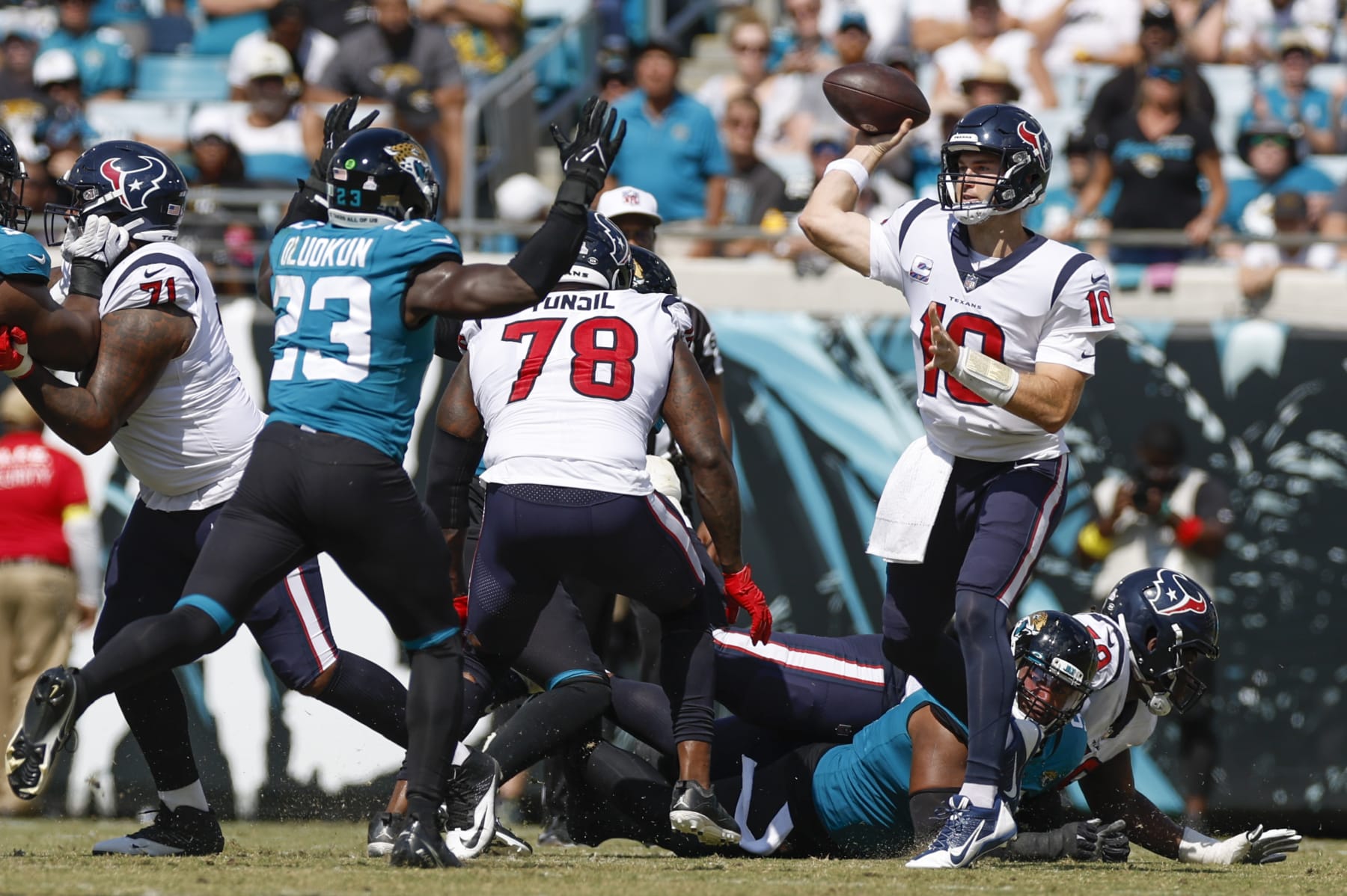 JACKSONVILLE, FL - OCTOBER 09: Houston Texans quarterback Davis Mills (10) throws a pass during the game between the Houston Texans and the Jacksonville Jaguars on October 9, 2022 at TIAA Bank Field in Jacksonville, FL. (Photo by David Rosenblum/Icon Sportswire via Getty Images)