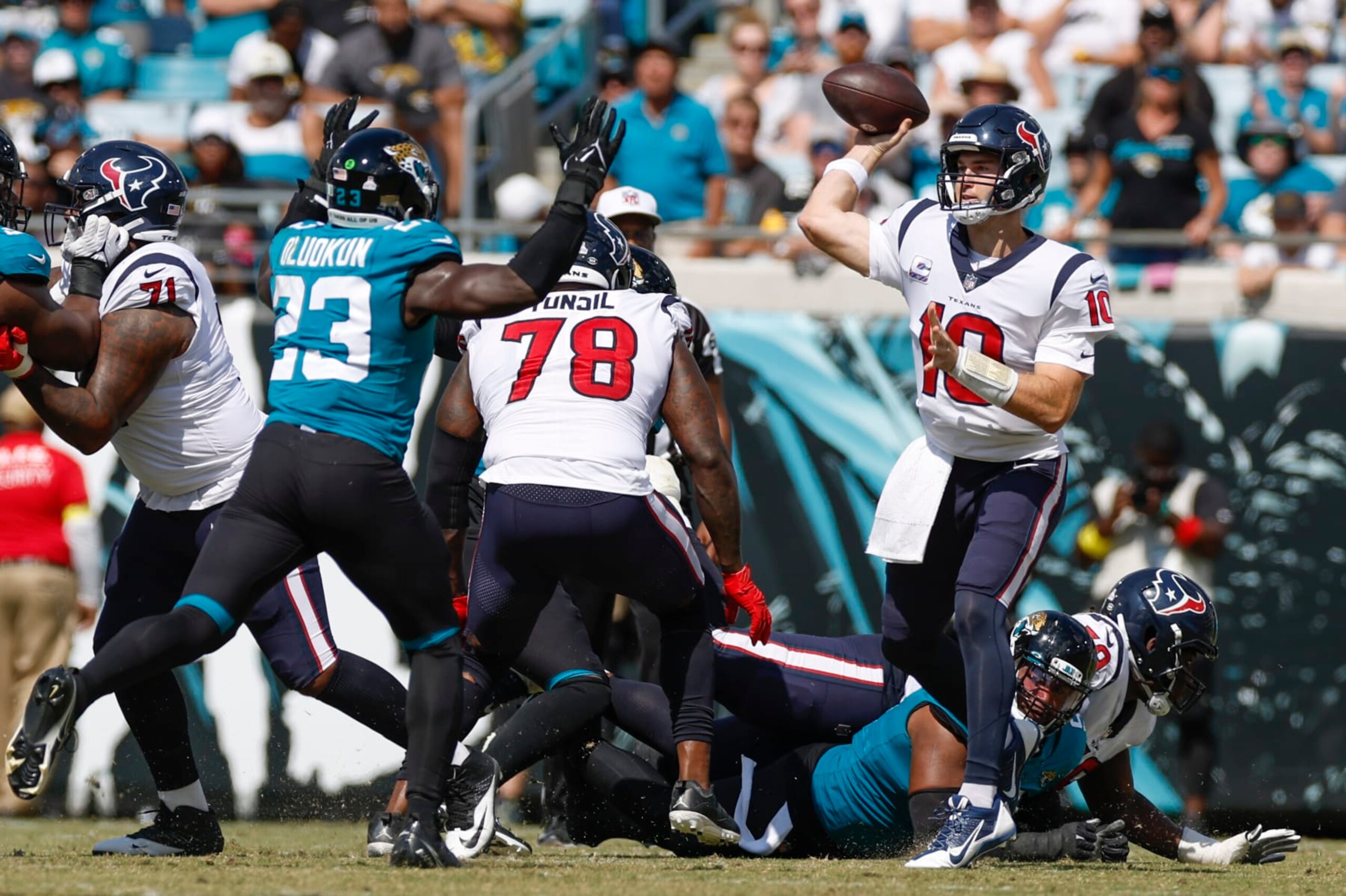 JACKSONVILLE, FL - OCTOBER 09: Houston Texans quarterback Davis Mills (10) throws a pass during the game between the Houston Texans and the Jacksonville Jaguars on October 9, 2022 at TIAA Bank Field in Jacksonville, FL. (Photo by David Rosenblum/Icon Sportswire via Getty Images)
