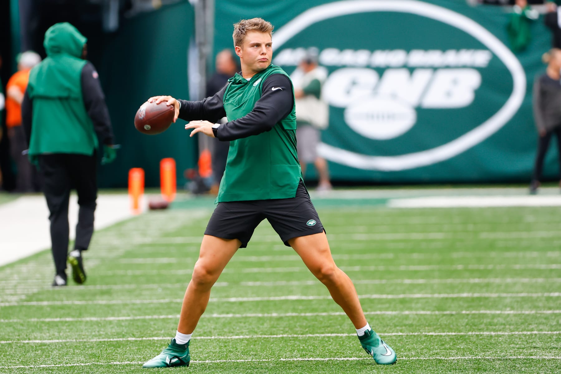 EAST RUTHERFORD, NJ - SEPTEMBER 25:  New York Jets quarterback Zach Wilson (2) warms up prior to the National Football League game between the New York Jets and the Cincinnati Bengals on September 25, 2022 at MetLife Stadium in East Rutherford, New Jersey.  (Photo by Rich Graessle/Icon Sportswire via Getty Images)