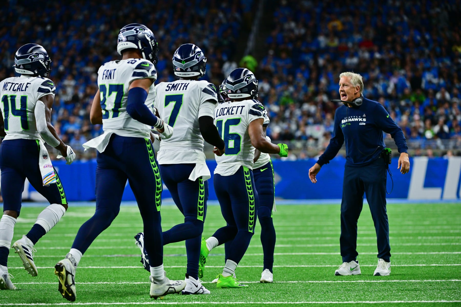 DETROIT, MI - OCTOBER 02: Seattle Seahawks head coach Pete Carroll congratulates his offense following a touchdown drive during the Detroit Lions versus the Seattle Seahawks game on Sunday October 2, 2022 at Ford Field in Detroit, MI. (Photo by Steven King/Icon Sportswire via Getty Images)