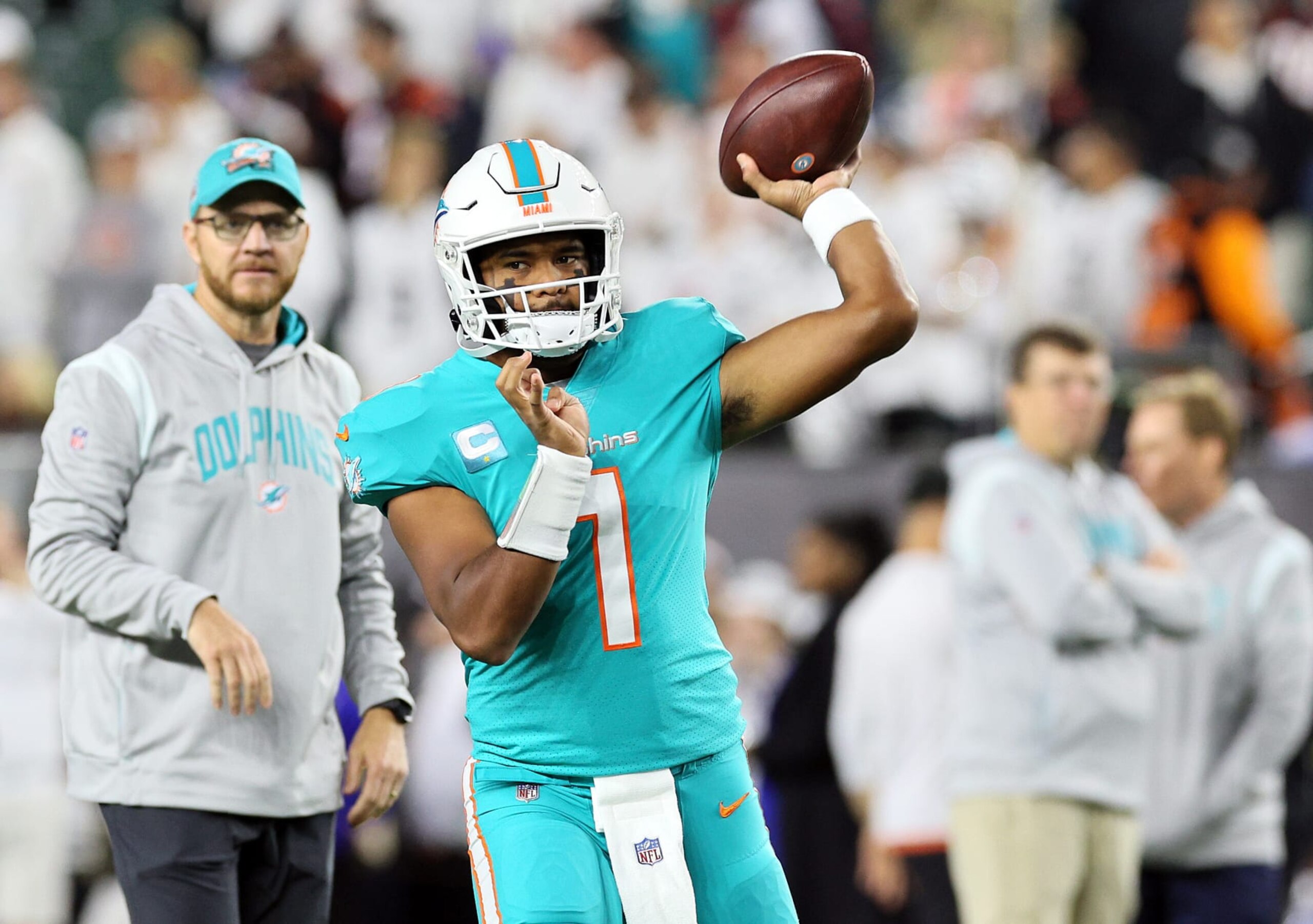 CINCINNATI, OHIO - SEPTEMBER 29:  Quarterback Tua Tagovailoa #1 of the Miami Dolphins warms up prior to the game against the Cincinnati Bengals at Paycor Stadium on September 29, 2022 in Cincinnati, Ohio. (Photo by Andy Lyons/Getty Images)