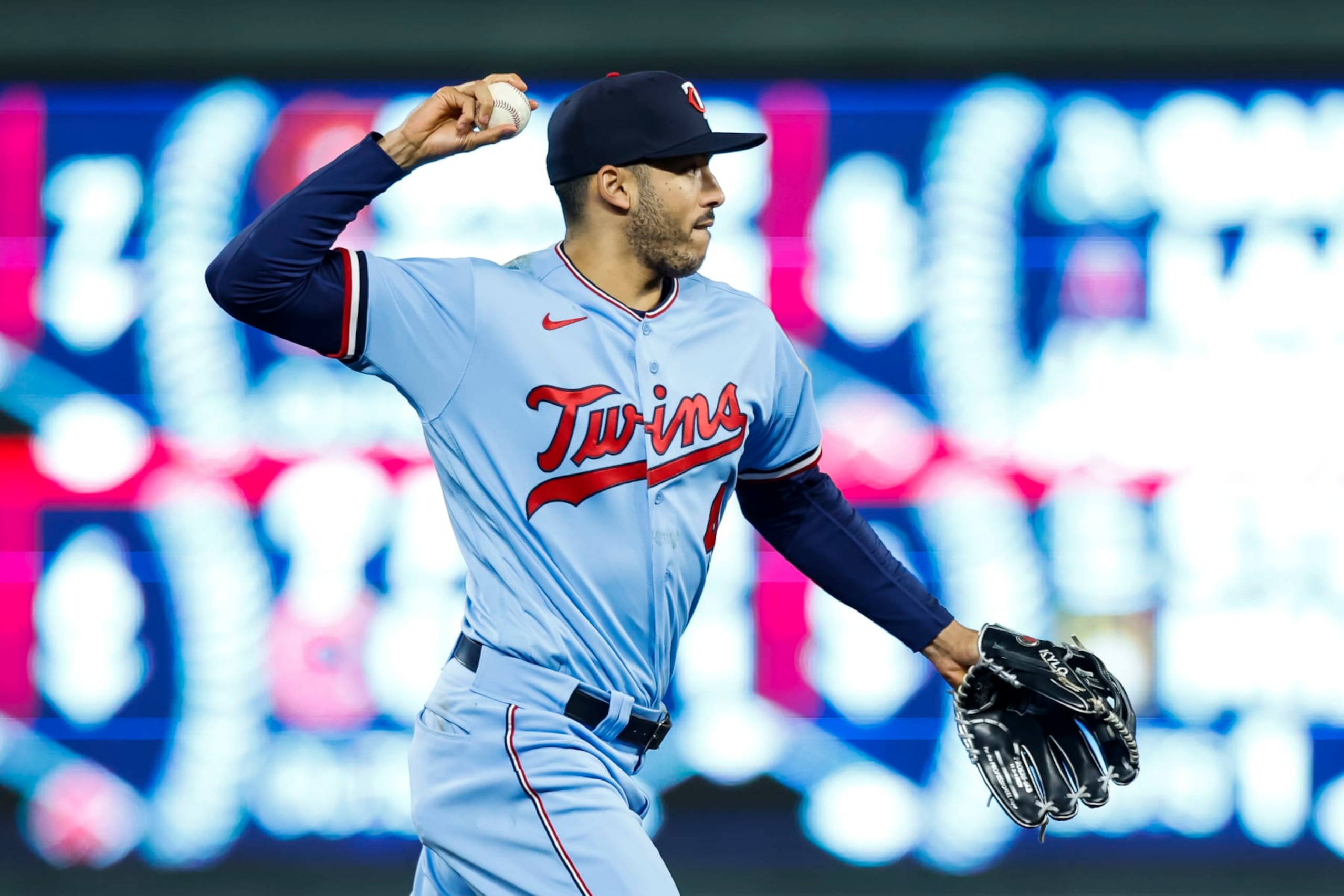 MINNEAPOLIS, MN - SEPTEMBER 27: Carlos Correa #4 of the Minnesota Twins throws the ball to first base to get out Elvis Andrus #1 of the Chicago White Sox in the sixth inning of the game at Target Field on September 27, 2022 in Minneapolis, Minnesota. The Twins defeated the White Sox 4-0. (Photo by David Berding/Getty Images)