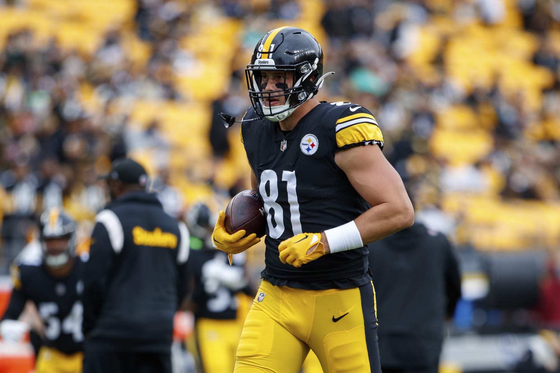 Pittsburgh Steelers tight end Zach Gentry (81) warms up before an NFL football game, Sunday, Oct. 2, 2022, in Pittsburgh, PA. (AP Photo/Matt Durisko)