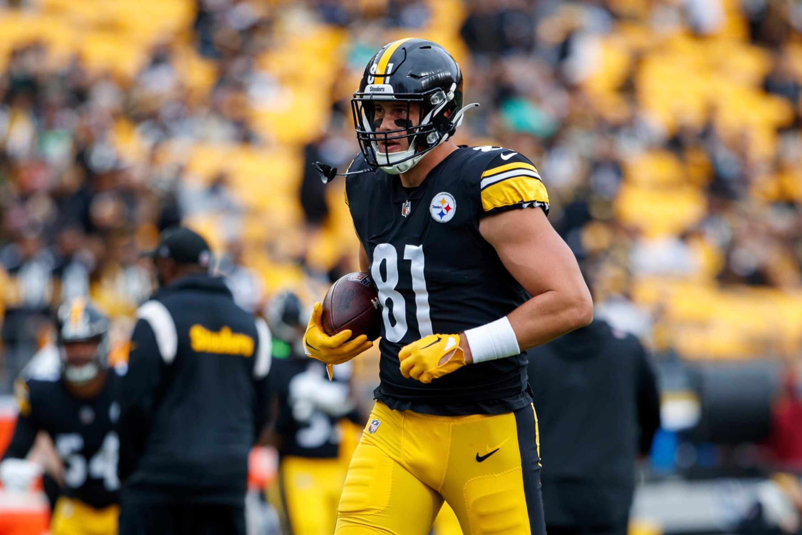 Pittsburgh Steelers tight end Zach Gentry (81) warms up before an NFL football game, Sunday, Oct. 2, 2022, in Pittsburgh, PA. (AP Photo/Matt Durisko)
