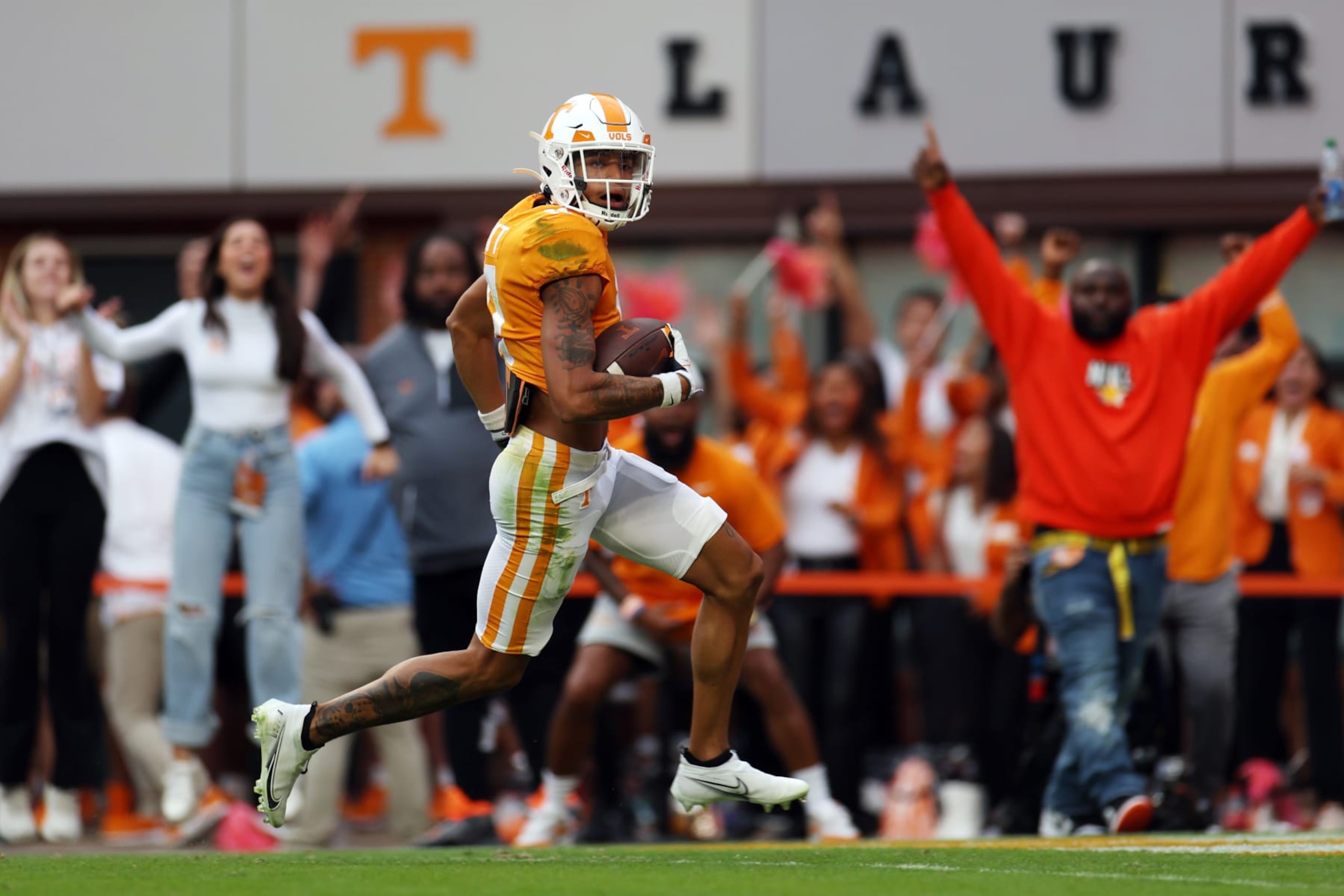 KNOXVILLE, TENNESSEE - OCTOBER 15: Wide receiver Jalin Hyatt #11 of the Tennessee Volunteers catches a touchdown pass in the third quarter against the Alabama Crimson Tide at Neyland Stadium on October 15, 2022 in Knoxville, Tennessee. (Photo by Donald Page/Getty Images)