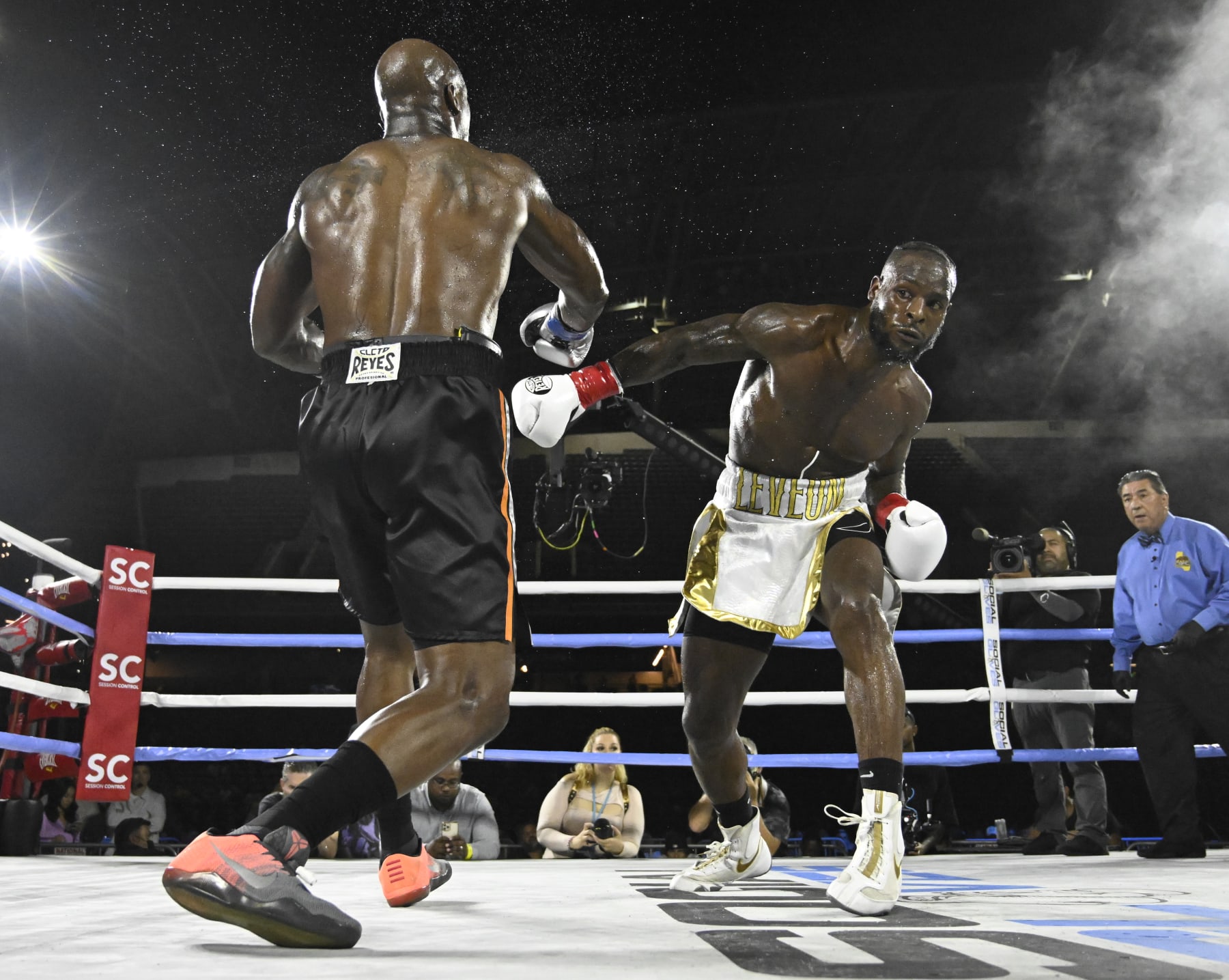 LOS ANGELES, CA - SEPTEMBER 10: LeVeon Bell, white trunks, knocks out Adrian Peterson in the fifth round at Banc of California Stadium on September 10, 2022 in Los Angeles, California. (Photo by John McCoy/Getty Images)