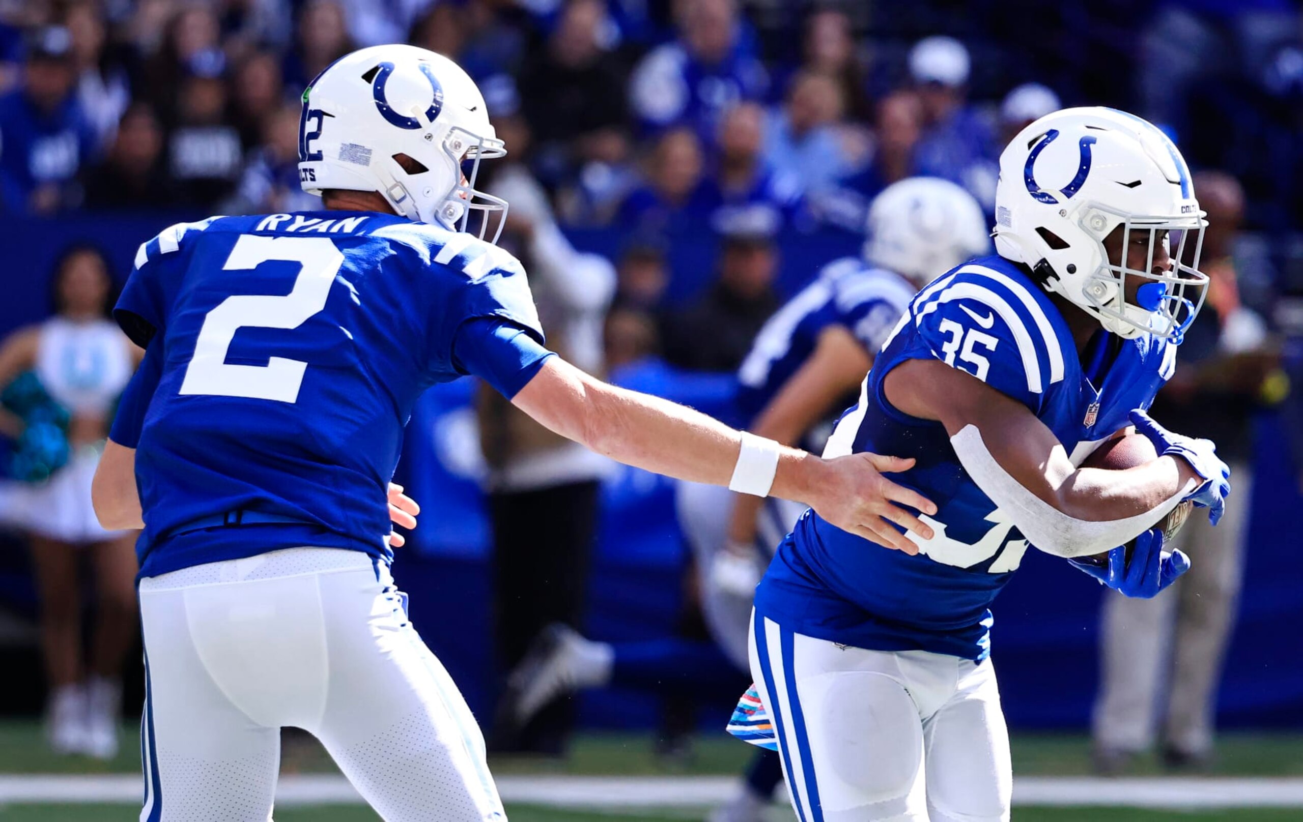 INDIANAPOLIS, INDIANA - OCTOBER 16: Matt Ryan #2 of the Indianapolis Colts hands off to Deon Jackson #35 against the Jacksonville Jaguars during the first half at Lucas Oil Stadium on October 16, 2022 in Indianapolis, Indiana. (Photo by Justin Casterline/Getty Images)