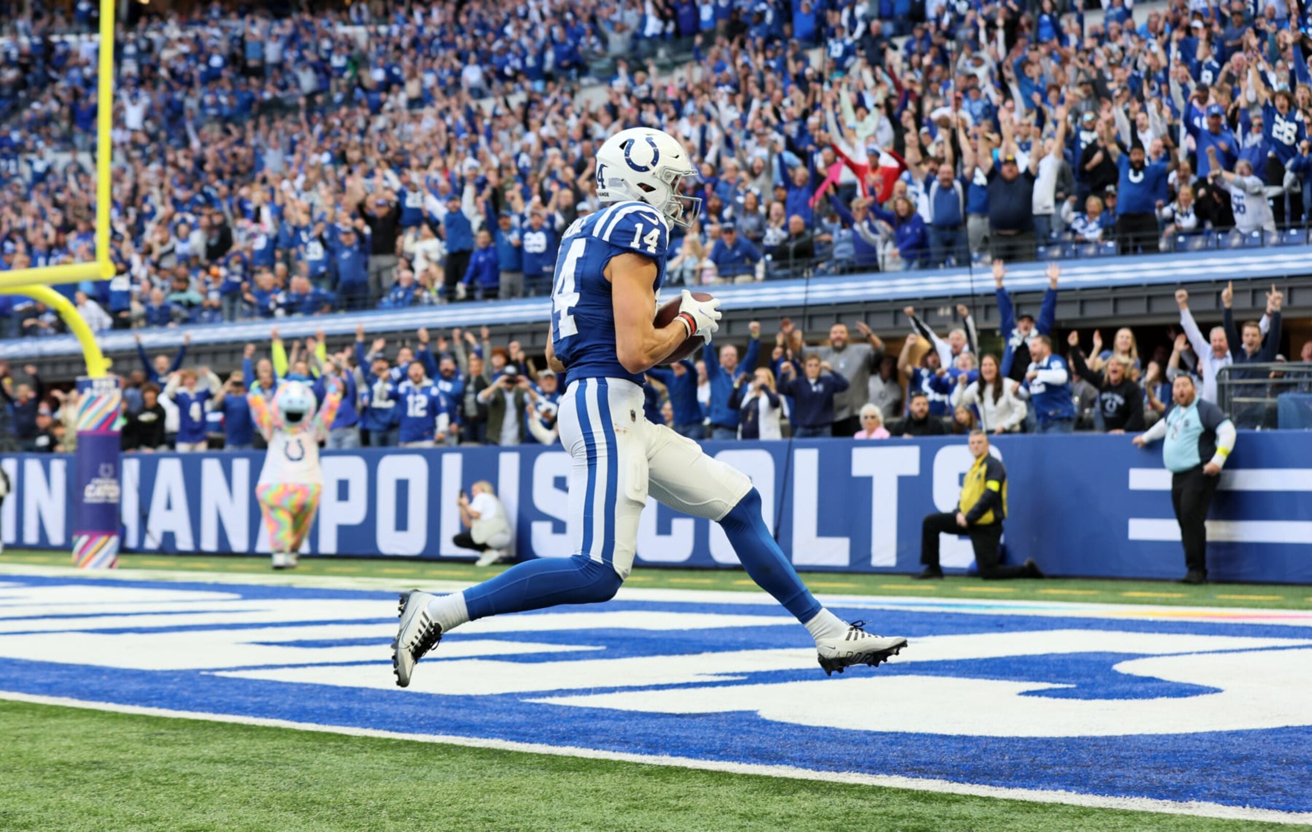INDIANAPOLIS, INDIANA - OCTOBER 16: Alec Pierce #14 of the Indianapolis Colts scores a touchdown against the Jacksonville Jaguars during the fourth quarter at Lucas Oil Stadium on October 16, 2022 in Indianapolis, Indiana. (Photo by Andy Lyons/Getty Images)
