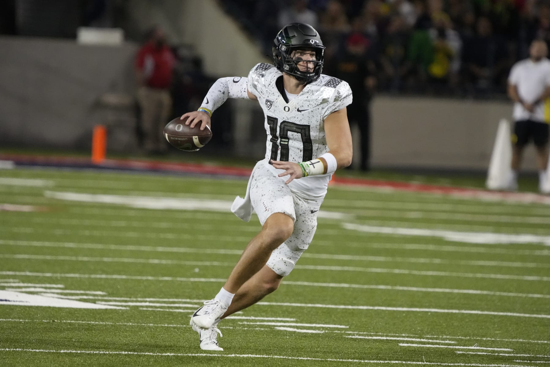 Oregon quarterback Bo Nix (10) in the first half during an NCAA college football game against Arizona, Saturday, Oct. 8, 2022, in Tucson, Ariz. (AP Photo/Rick Scuteri)