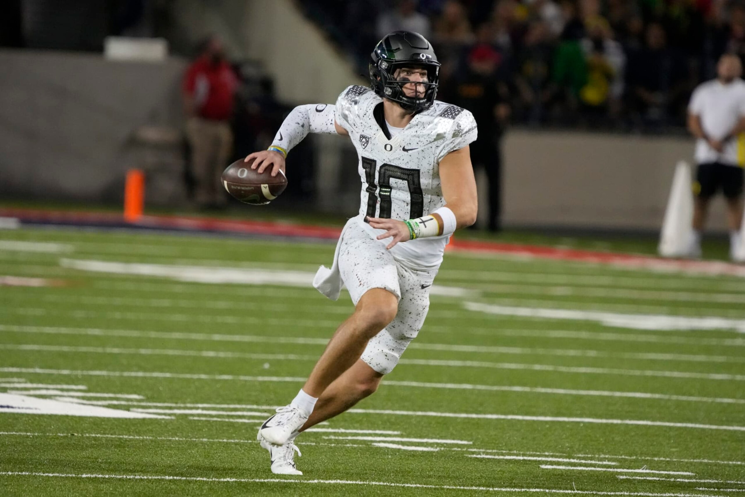 Oregon quarterback Bo Nix (10) in the first half during an NCAA college football game against Arizona, Saturday, Oct. 8, 2022, in Tucson, Ariz. (AP Photo/Rick Scuteri)