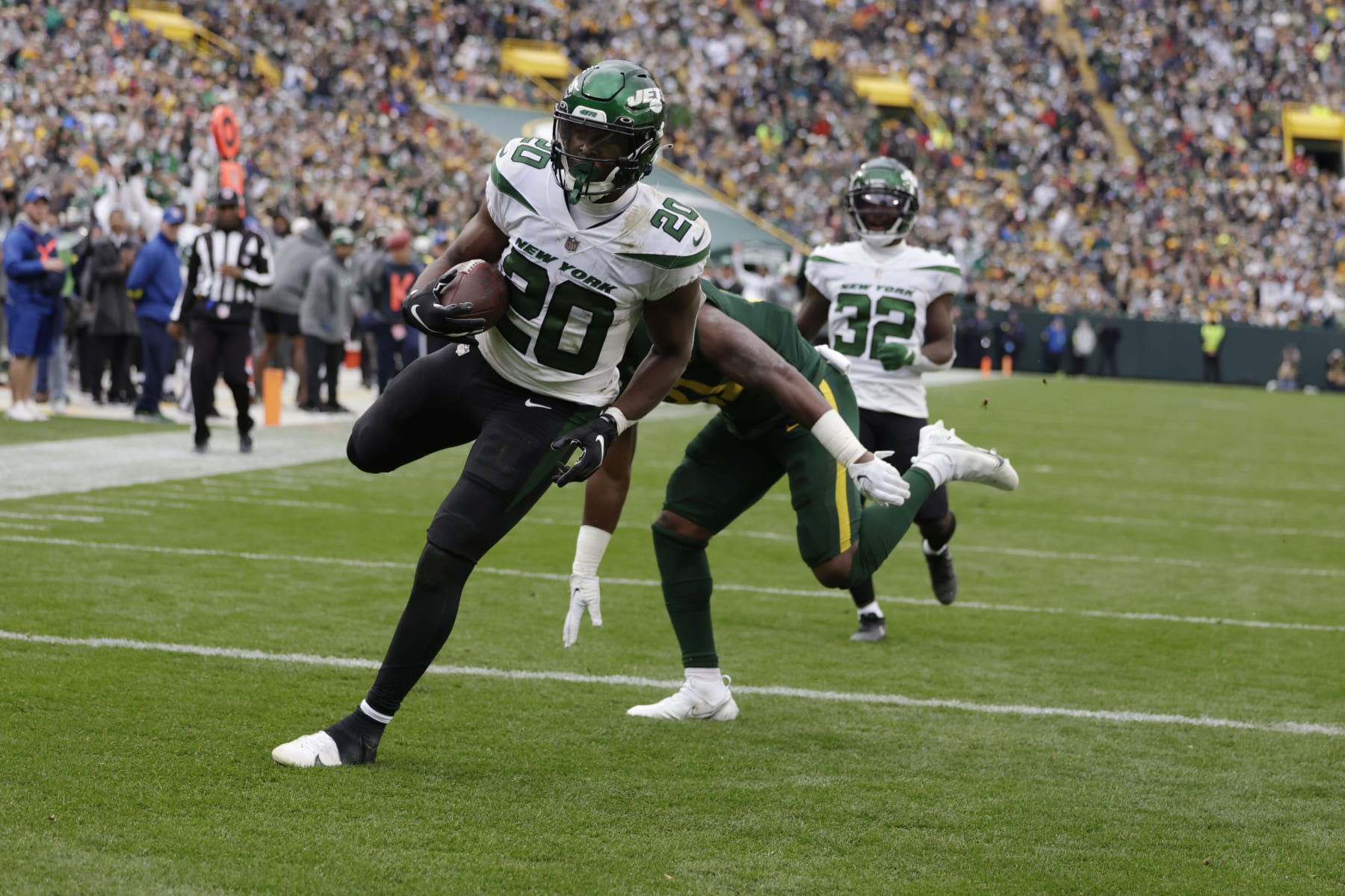 New York Jets running back Breece Hall (20), runs into the end zone for a 34-yard touchdown during the second half of an NFL football game against the Green Bay Packers, Sunday, Oct. 16, 2022, in Green Bay, Wis. (AP Photo/Matt Ludtke)