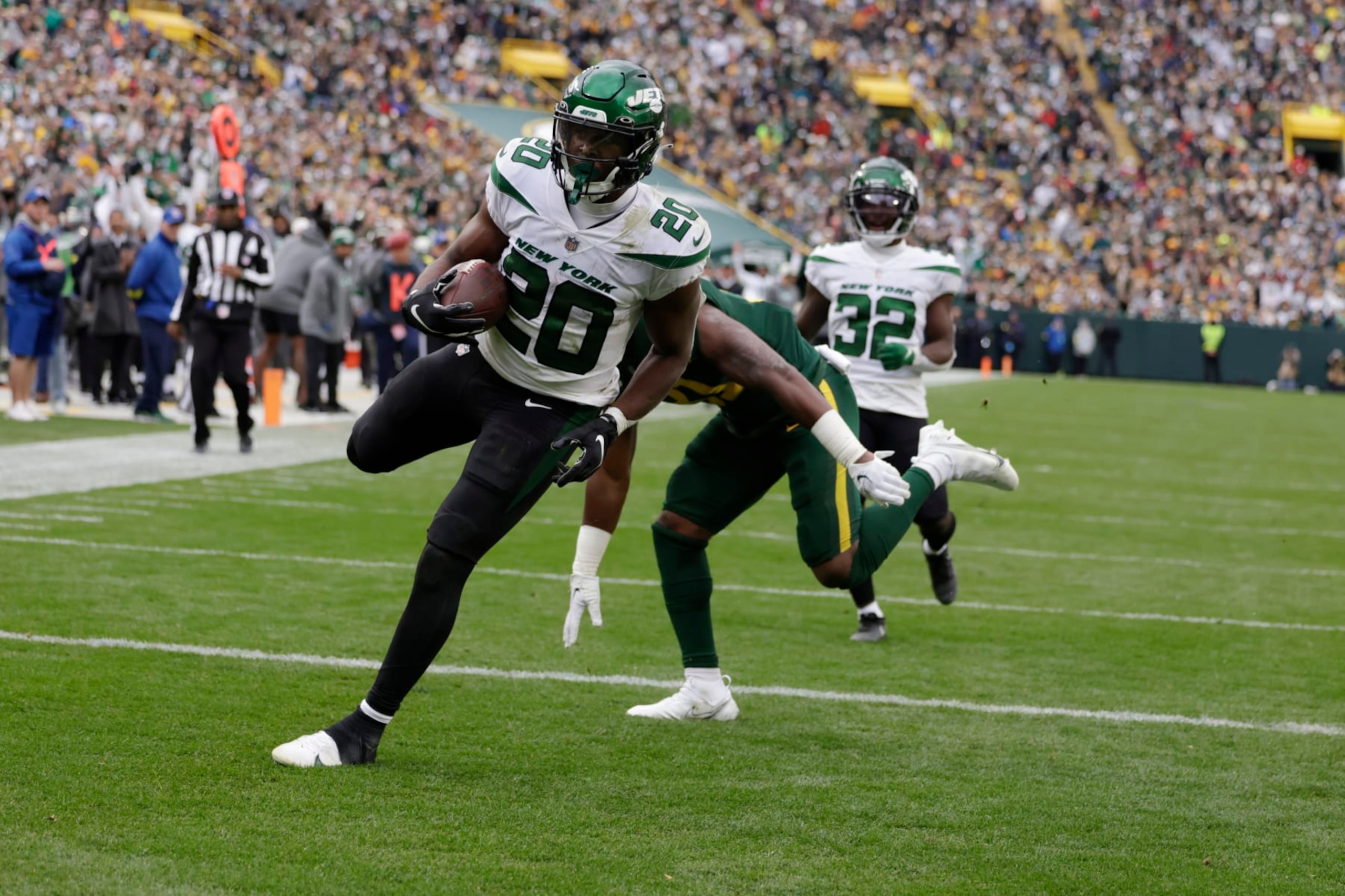 New York Jets running back Breece Hall (20), runs into the end zone for a 34-yard touchdown during the second half of an NFL football game against the Green Bay Packers, Sunday, Oct. 16, 2022, in Green Bay, Wis. (AP Photo/Matt Ludtke)