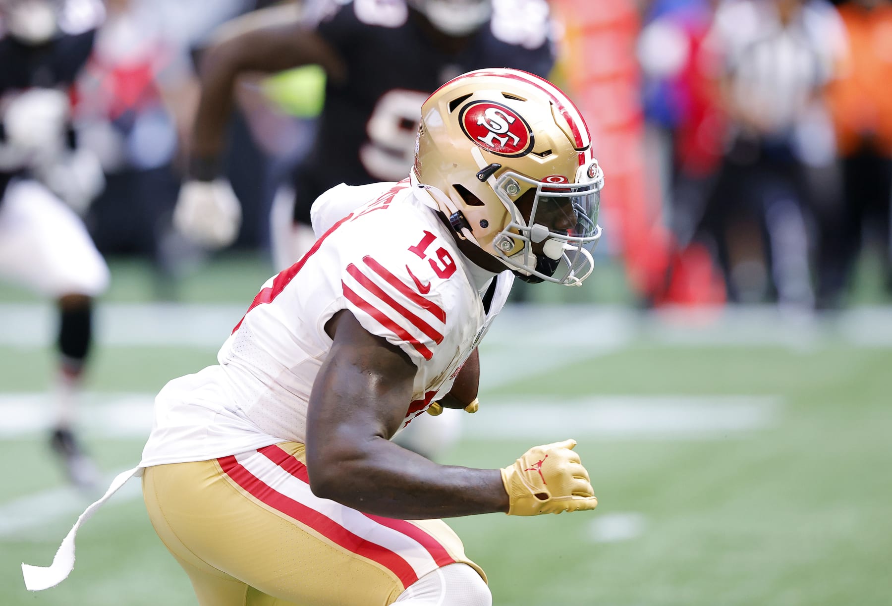 ATLANTA, GEORGIA - OCTOBER 16: Deebo Samuel #19 of the San Francisco 49ers secures a catch during the third quarter against the Atlanta Falcons at Mercedes-Benz Stadium on October 16, 2022 in Atlanta, Georgia. (Photo by Todd Kirkland/Getty Images)