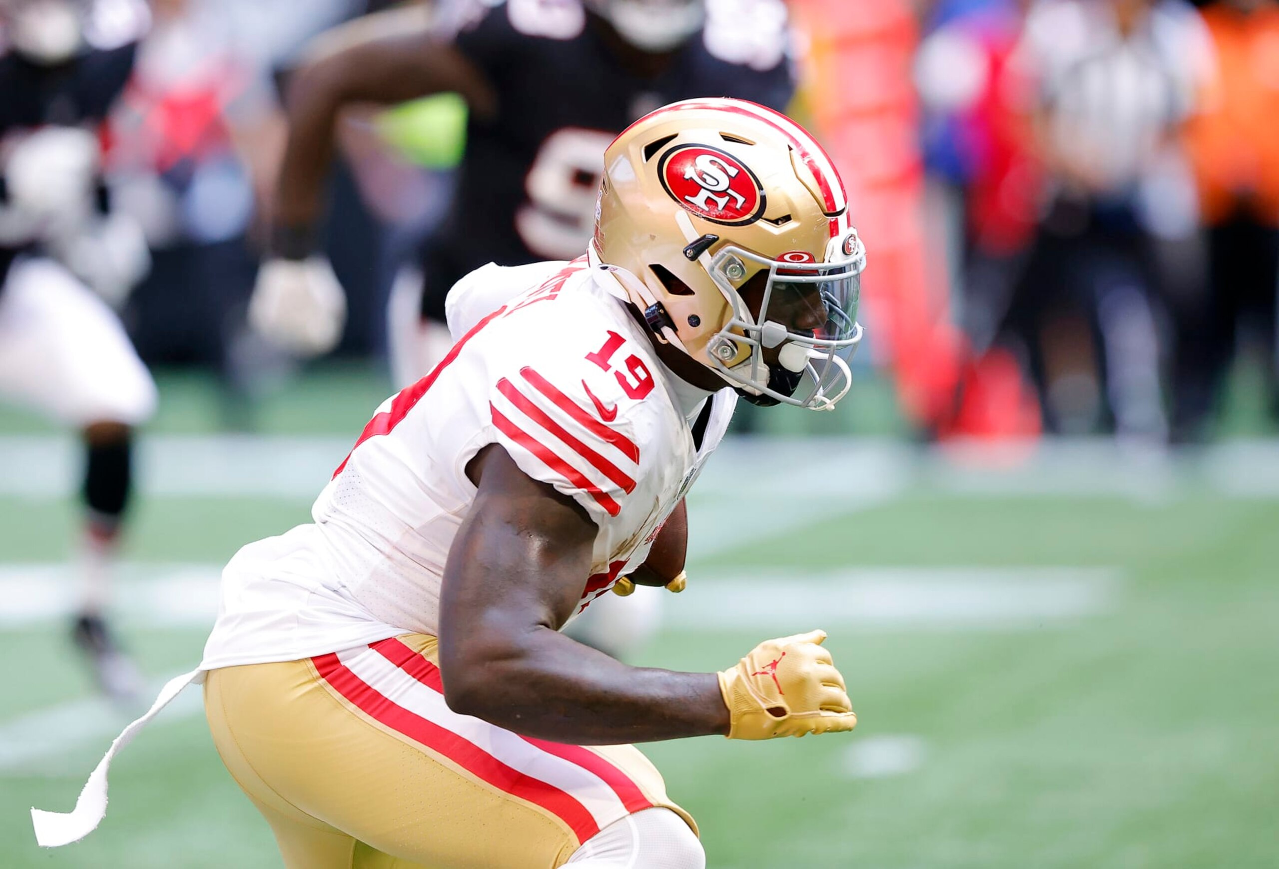 ATLANTA, GEORGIA - OCTOBER 16: Deebo Samuel #19 of the San Francisco 49ers secures a catch during the third quarter against the Atlanta Falcons at Mercedes-Benz Stadium on October 16, 2022 in Atlanta, Georgia. (Photo by Todd Kirkland/Getty Images)