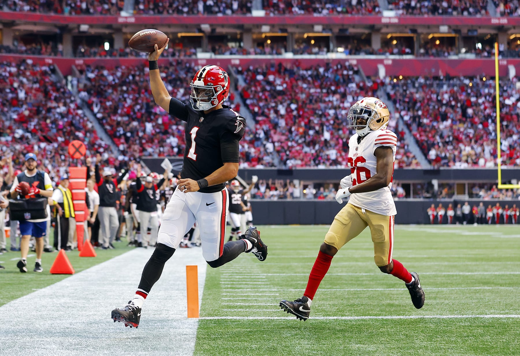 ATLANTA, GEORGIA - OCTOBER 16: Marcus Mariota #1 of the Atlanta Falcons runs past Samuel Womack III #26 of the San Francisco 49ers while scoring a touchdown during the second quarter at Mercedes-Benz Stadium on October 16, 2022 in Atlanta, Georgia. (Photo by Todd Kirkland/Getty Images)