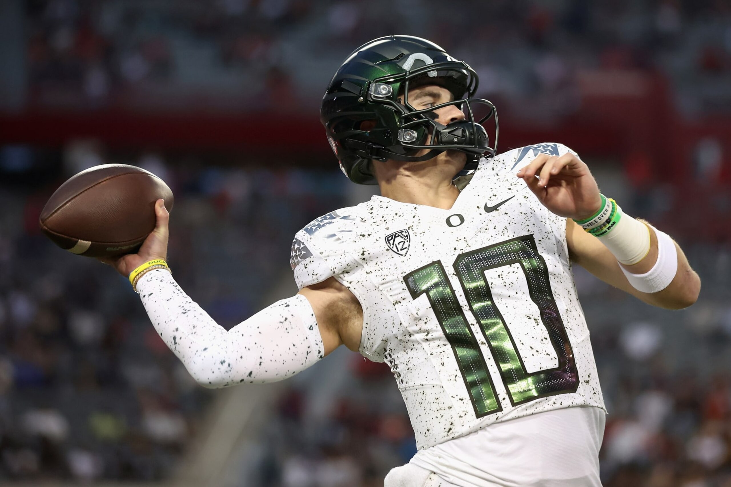 TUCSON, ARIZONA - OCTOBER 08: Quarterback Bo Nix #10 of the Oregon Ducks warms up before the NCAAF game against the Arizona Wildcats at Arizona Stadium on October 08, 2022 in Tucson, Arizona. (Photo by Christian Petersen/Getty Images)