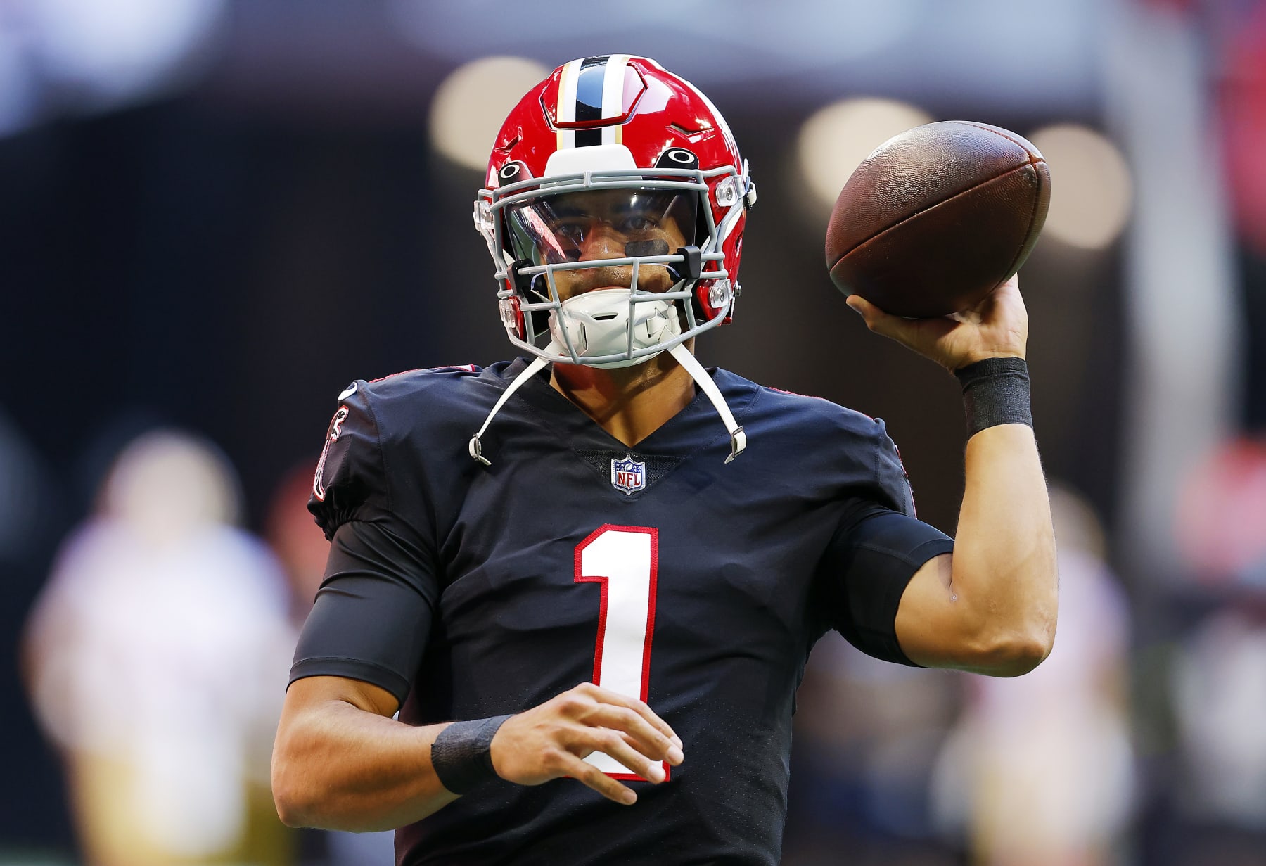 ATLANTA, GEORGIA - OCTOBER 16: Marcus Mariota #1 of the Atlanta Falcons warms up prior to a game against the San Francisco 49ers at Mercedes-Benz Stadium on October 16, 2022 in Atlanta, Georgia. (Photo by Todd Kirkland/Getty Images)