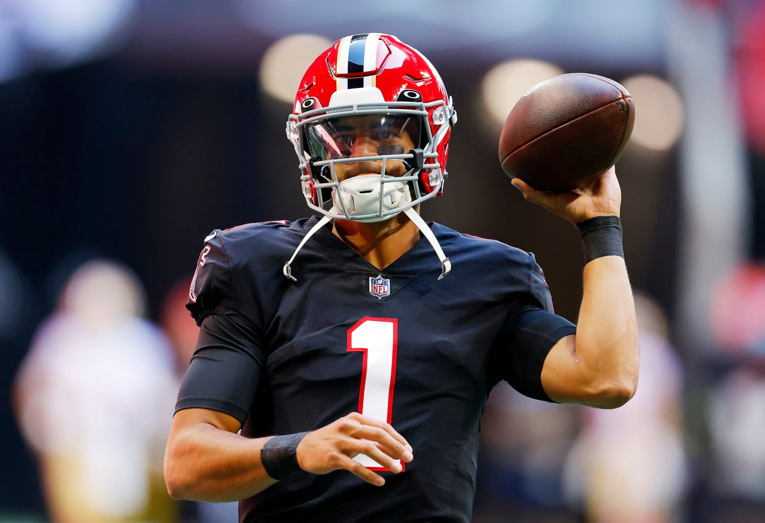 ATLANTA, GEORGIA - OCTOBER 16: Marcus Mariota #1 of the Atlanta Falcons warms up prior to a game against the San Francisco 49ers at Mercedes-Benz Stadium on October 16, 2022 in Atlanta, Georgia. (Photo by Todd Kirkland/Getty Images)