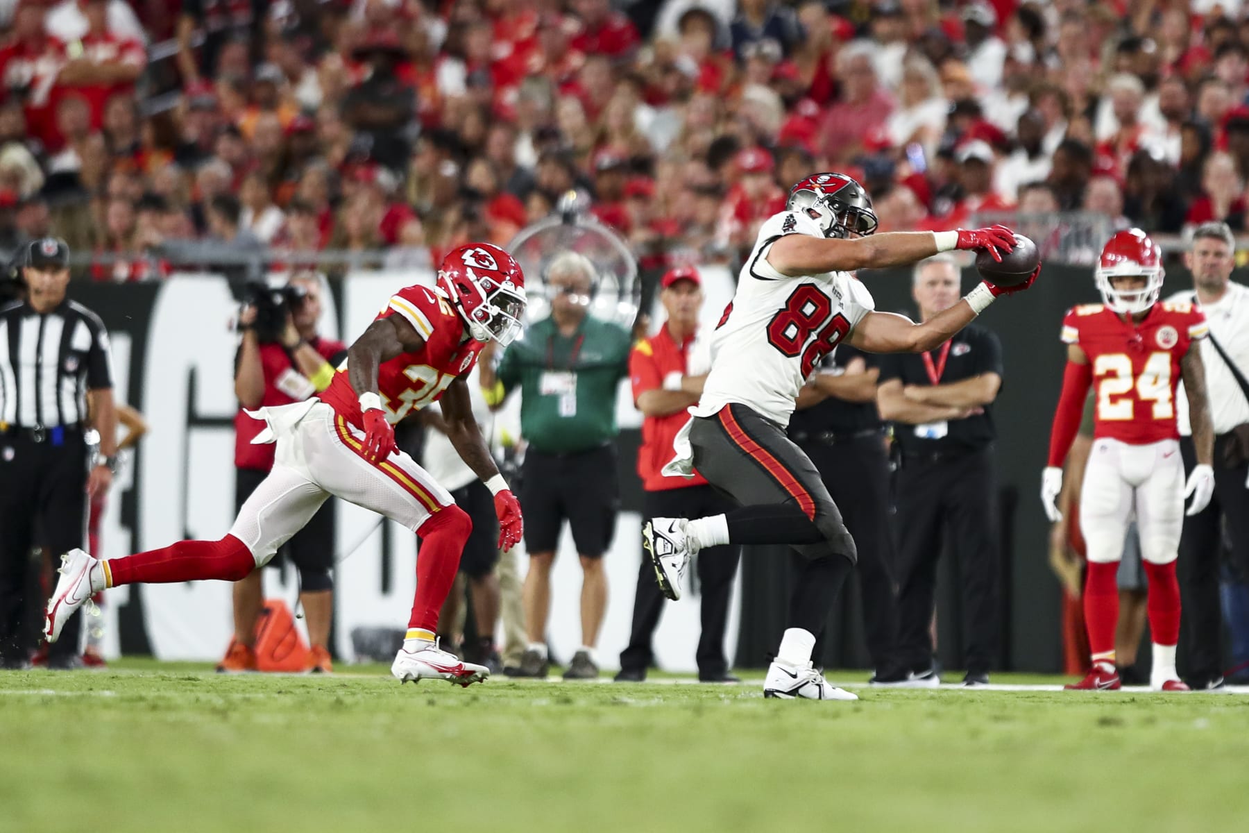 TAMPA, FL - OCTOBER 2: Cade Otton #88 of the Tampa Bay Buccaneers catches a pass during an NFL football game against the Kansas City Chiefs at Raymond James Stadium on October 2, 2022 in Tampa, Florida. (Photo by Kevin Sabitus/Getty Images)