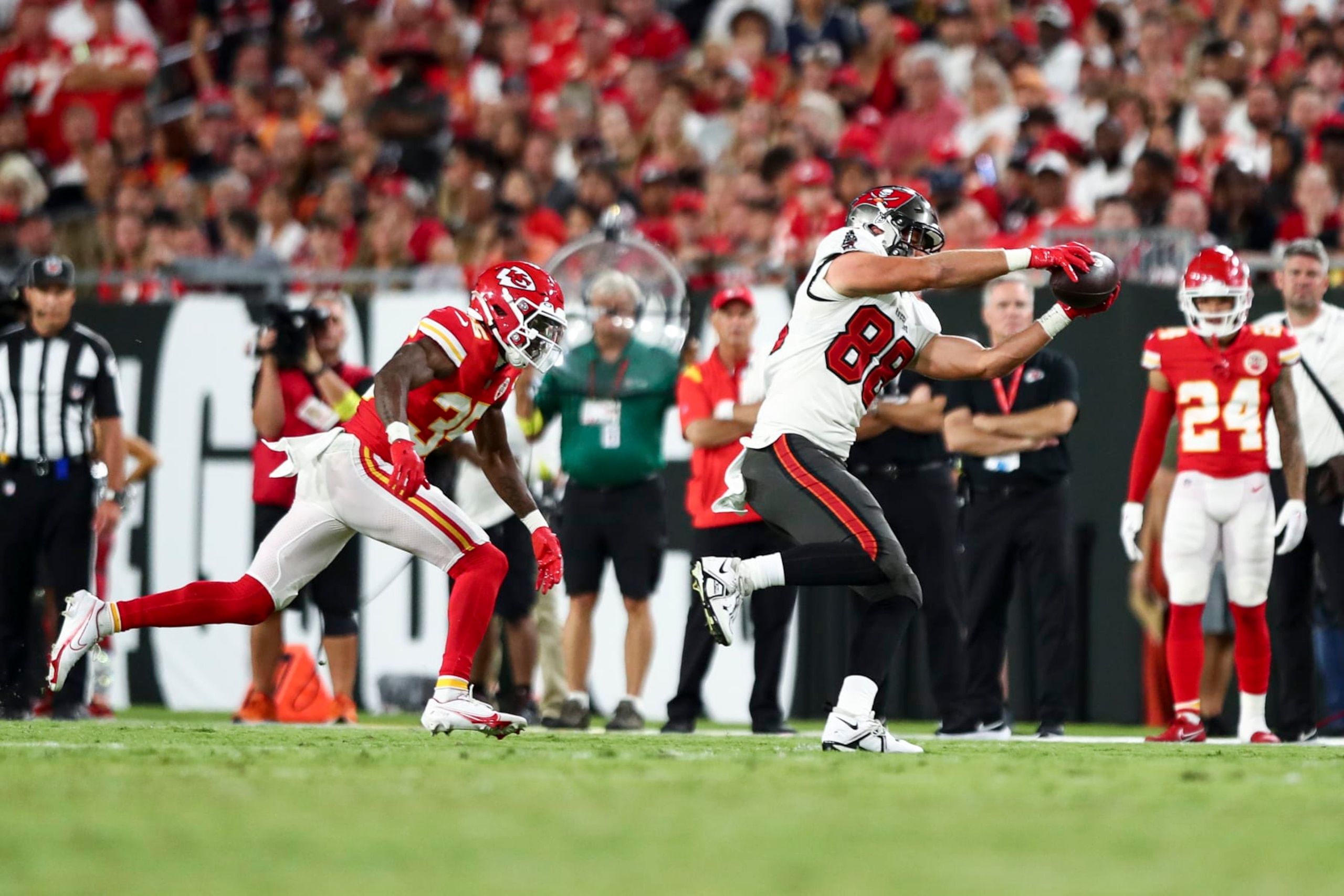 TAMPA, FL - OCTOBER 2: Cade Otton #88 of the Tampa Bay Buccaneers catches a pass during an NFL football game against the Kansas City Chiefs at Raymond James Stadium on October 2, 2022 in Tampa, Florida. (Photo by Kevin Sabitus/Getty Images) TAMPA, FL - OCTOBER 2: Cade Otton #88 of the Tampa Bay Buccaneers catches a pass during an NFL football game against the Kansas City Chiefs at Raymond James Stadium on October 2, 2022 in Tampa, Florida. (Photo by Kevin Sabitus/Getty Images)