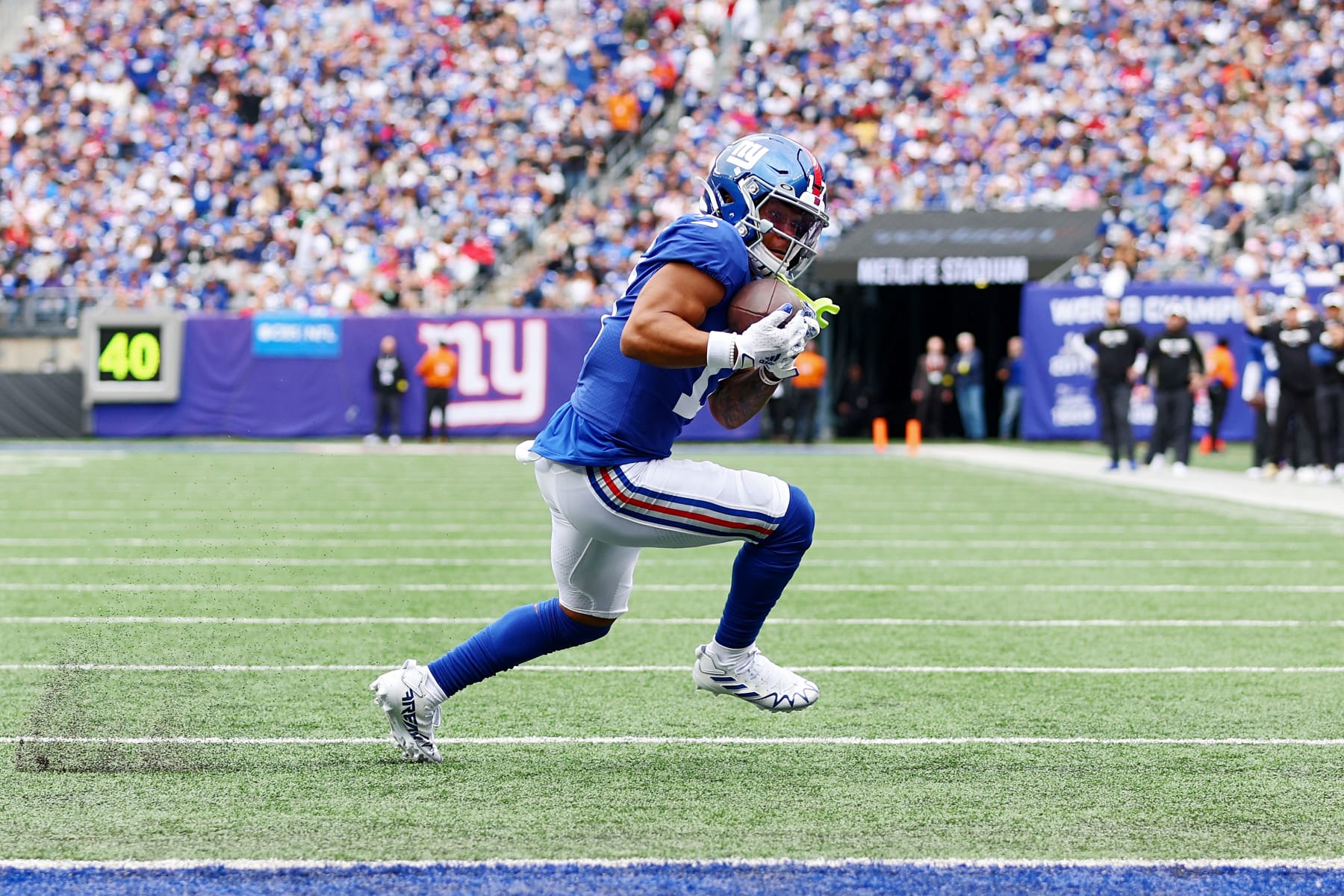 EAST RUTHERFORD, NEW JERSEY - OCTOBER 16: Wan'Dale Robinson #17 of the New York Giants scores a touchdown during the second quarter against the Baltimore Ravens at MetLife Stadium on October 16, 2022 in East Rutherford, New Jersey. (Photo by Elsa/Getty Images)