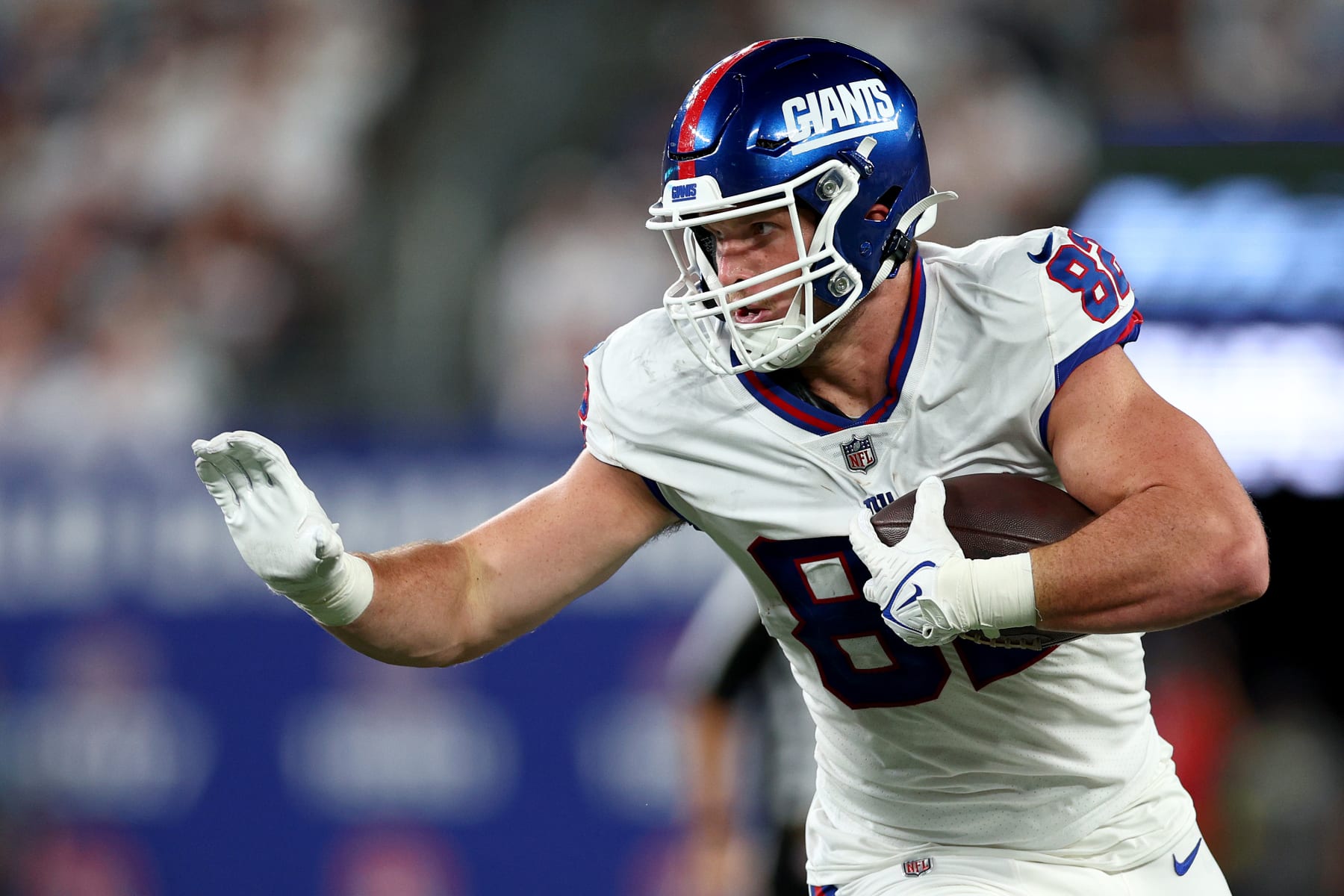 EAST RUTHERFORD, NEW JERSEY - SEPTEMBER 26: Daniel Bellinger #82 of the New York Giants runs with the ball against the Dallas Cowboys during the third quarter in the game at MetLife Stadium on September 26, 2022 in East Rutherford, New Jersey. (Photo by Elsa/Getty Images)