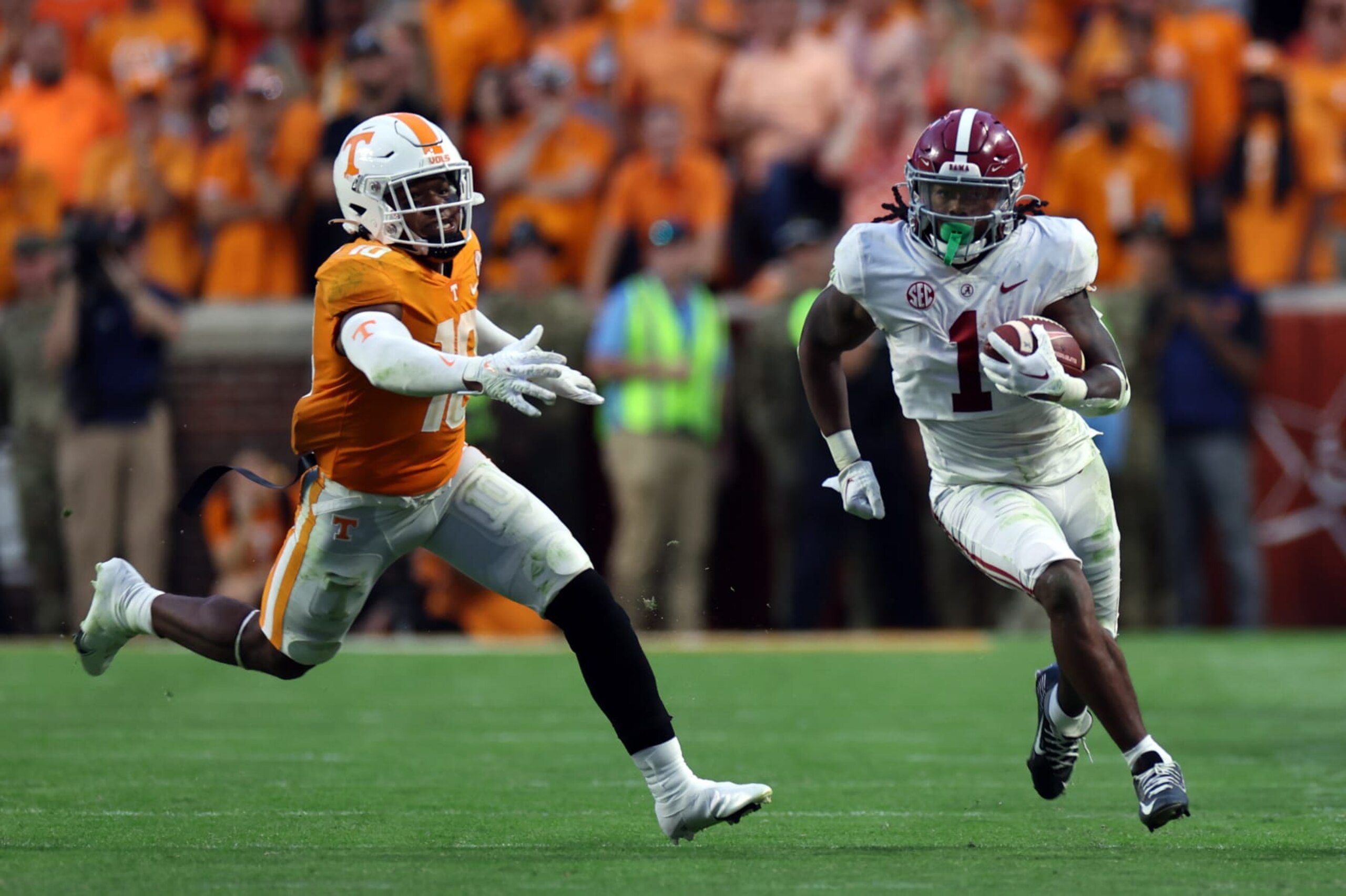 KNOXVILLE, TENNESSEE - OCTOBER 15: Running back Jahmyr Gibbs #1 of the Alabama Crimson Tide runs the ball with linebacker Juwan Mitchell #10 of the Tennessee Volunteers in pursuit in the second half at Neyland Stadium on October 15, 2022 in Knoxville, Tennessee.  Tennessee won the game 52-49. (Photo by Donald Page/Getty Images)