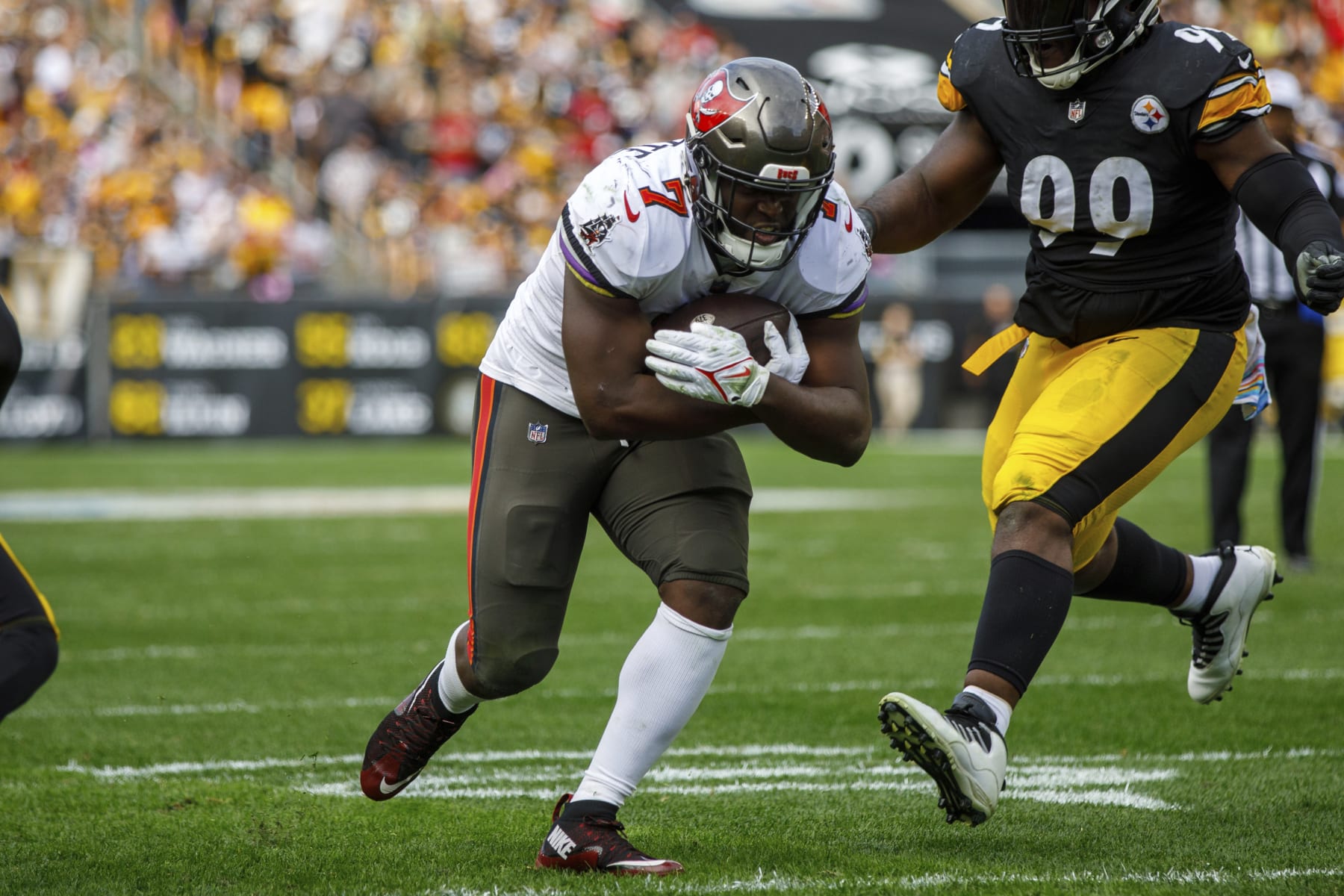 Tampa Bay Buccaneers running back Leonard Fournette (7) runs after a catch for a touchdown during an NFL football game, Sunday, Oct. 16, 2022, in Pittsburgh, PA. (AP Photo/Matt Durisko)