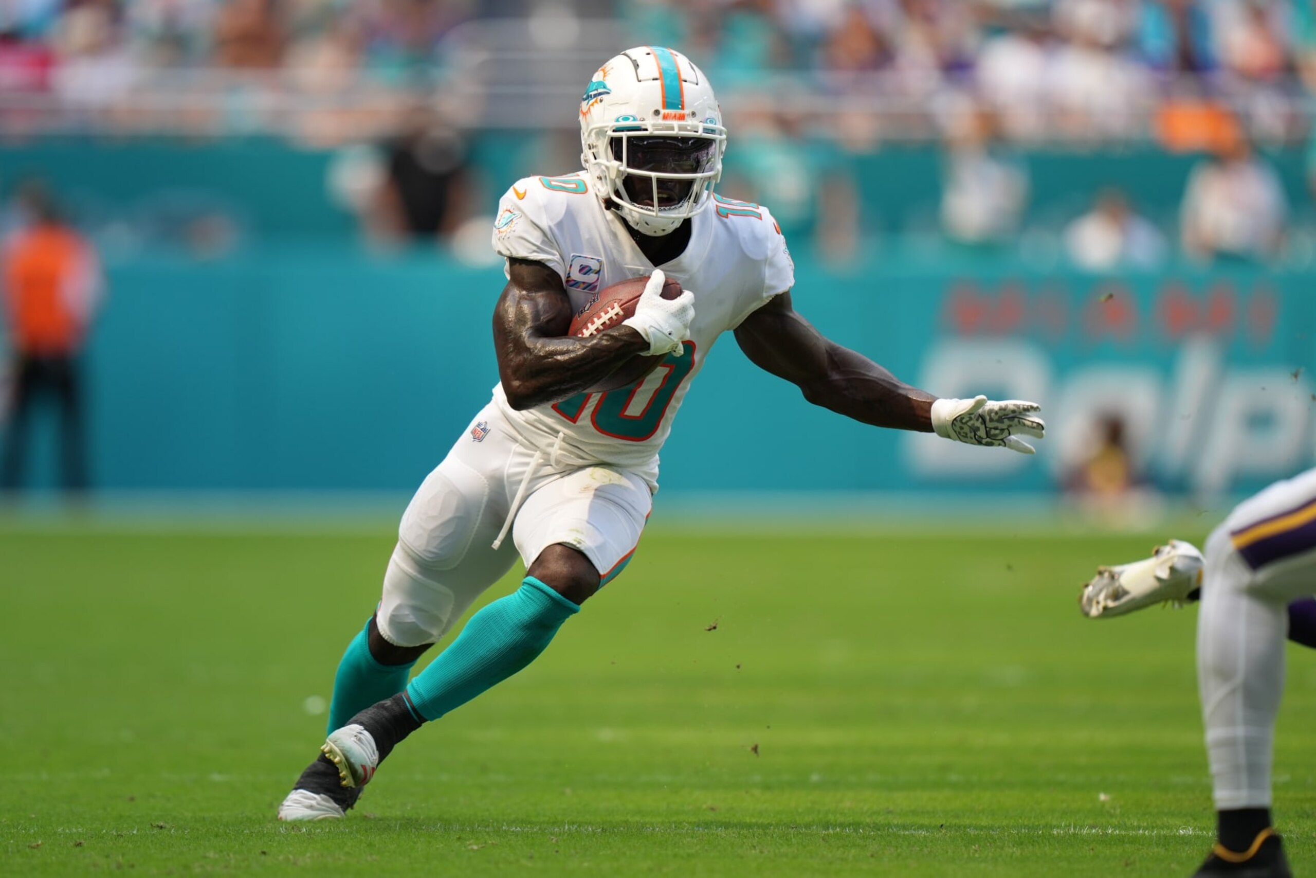 MIAMI GARDENS, FL - OCTOBER 16: Miami Dolphins wide receiver Tyreek Hill (10) runs after the catch for a big gain during the game between the Minnesota Vikings and the Miami Dolphins on October 16, 2022 at Hard Rock Stadium, Miami Gardens, FL (Photo by Peter Joneleit/Icon Sportswire via Getty Images)