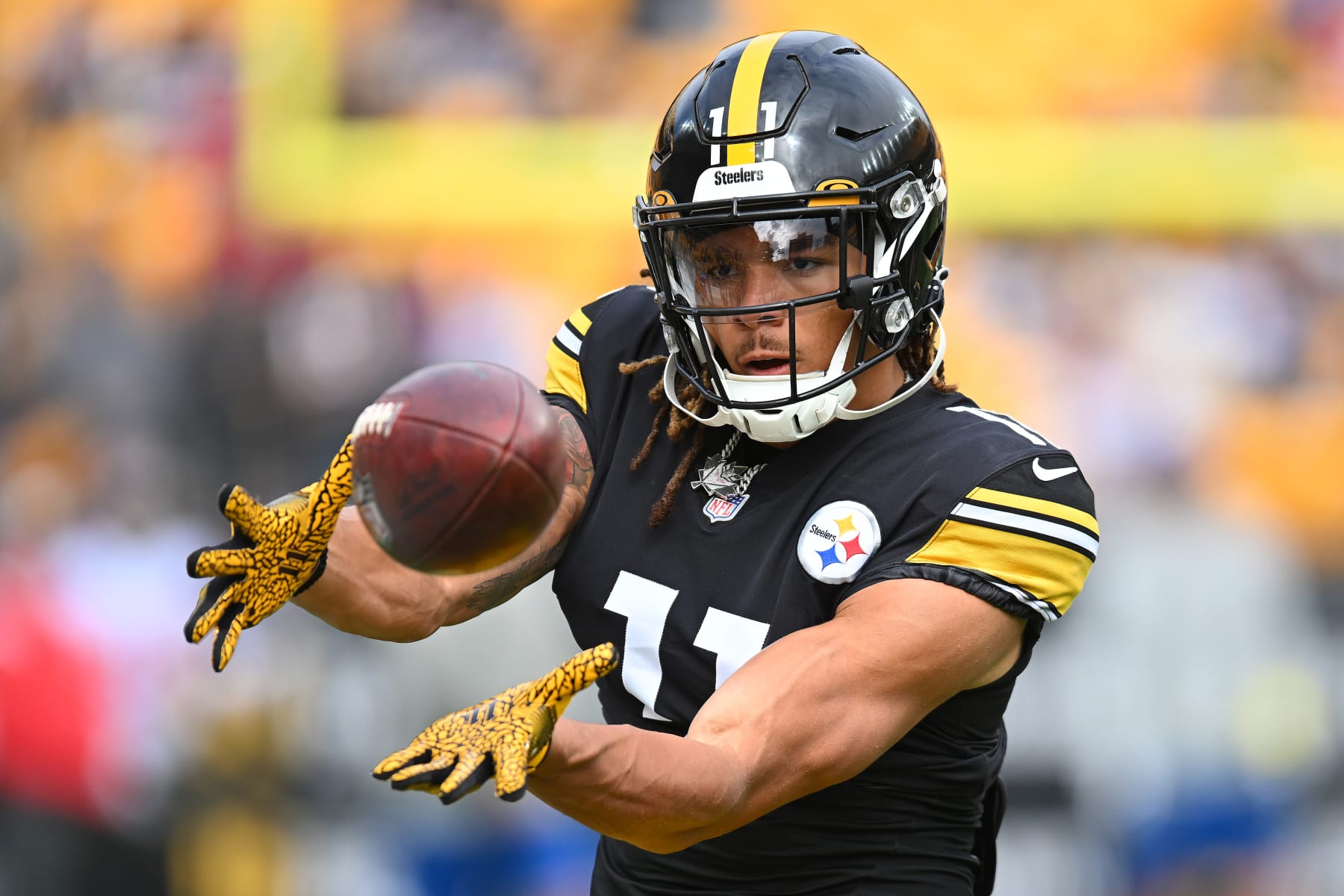 PITTSBURGH, PENNSYLVANIA - OCTOBER 16: Chase Claypool #11 of the Pittsburgh Steelers catches a pass during warm-ups before the game against the Tampa Bay Buccaneers at Acrisure Stadium on October 16, 2022 in Pittsburgh, Pennsylvania. (Photo by Joe Sargent/Getty Images)