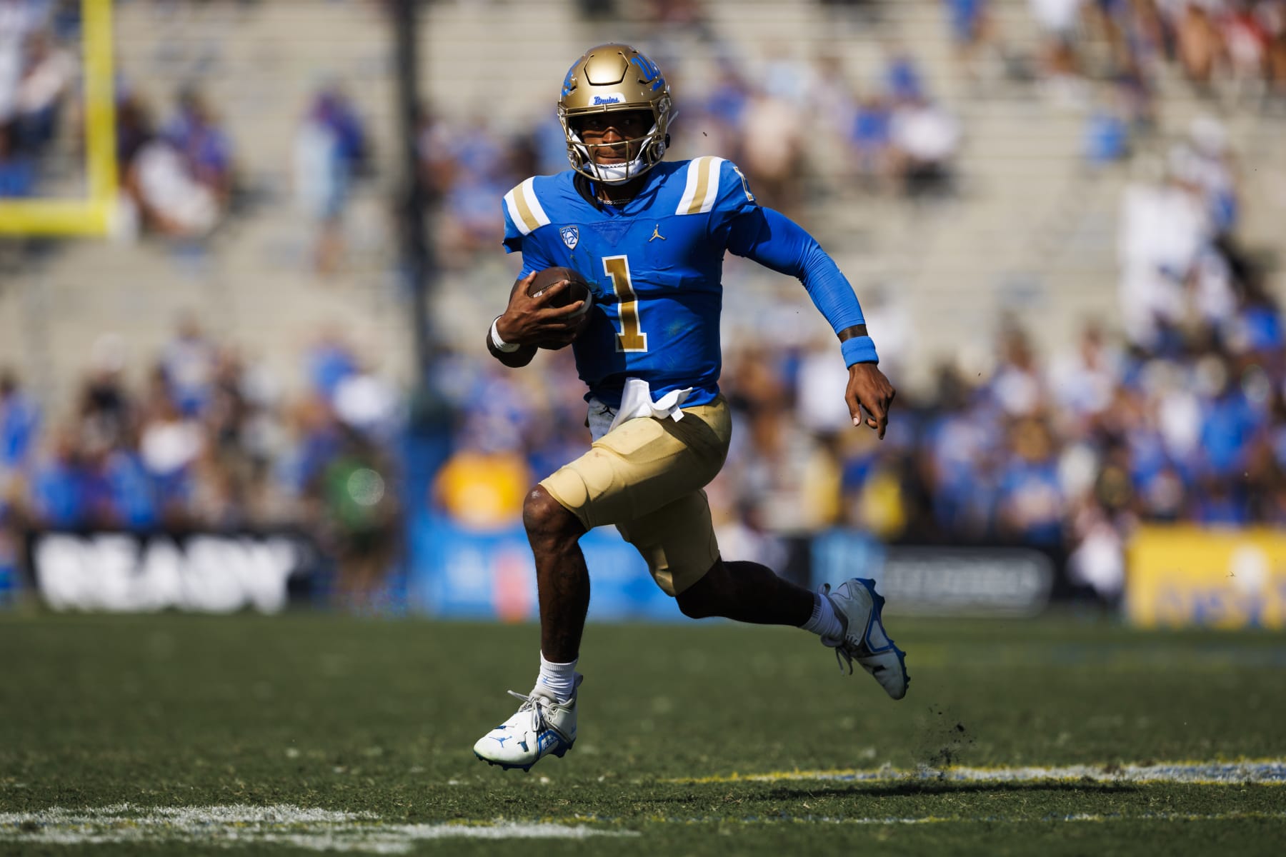 PASADENA, CA - OCTOBER 8: UCLA Bruins quarterback Dorian Thompson-Robinson (1) runs with the ball during the college football game between the Utah Utes and the UCLA Bruins on Saturday, October 8, 2022 at the Rose Bowl in Pasadena, CA. (Photo by Ric Tapia/Icon Sportswire via Getty Images)