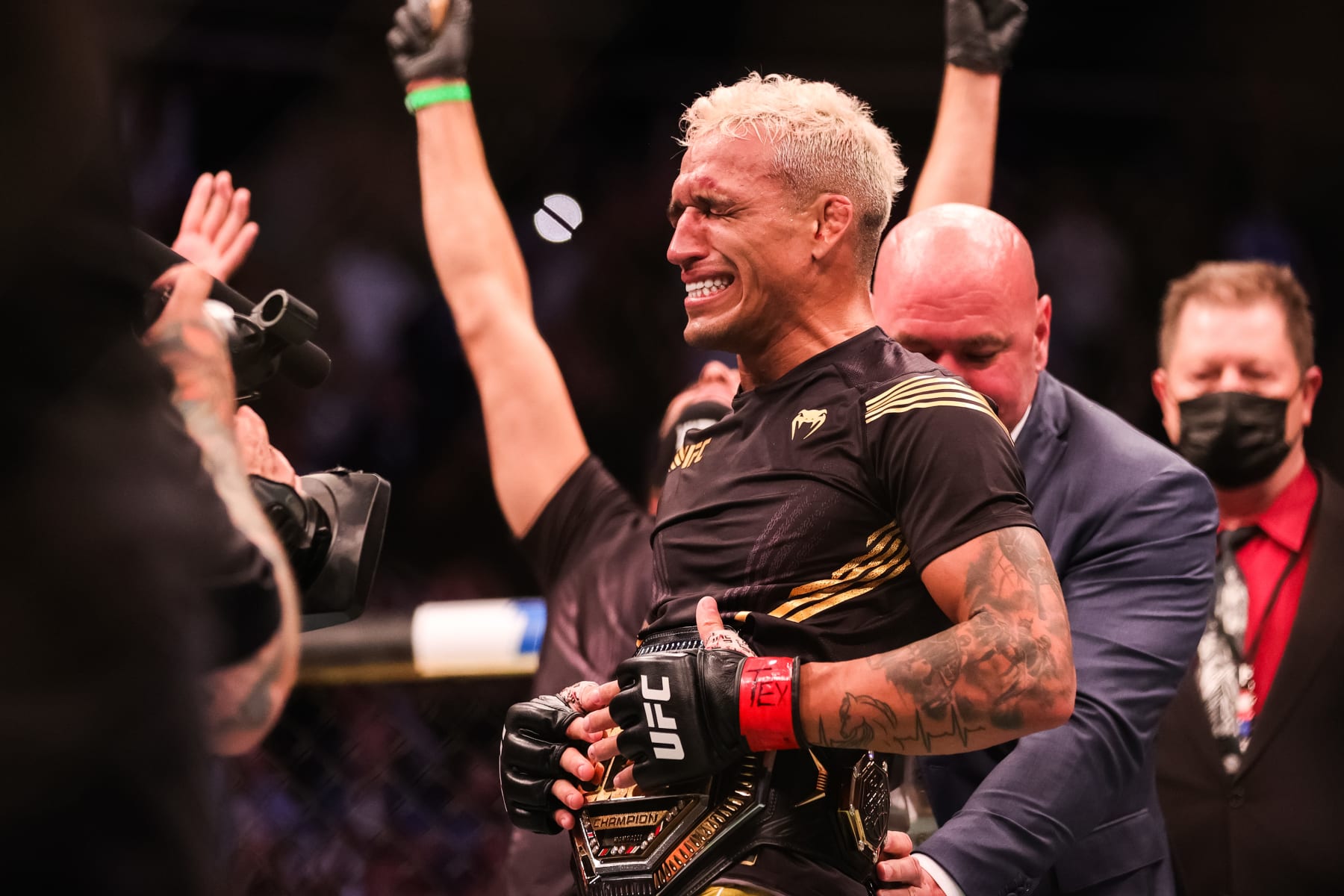HOUSTON, TEXAS - MAY 15: Dana White places the belt on Charles Oliveira after he defeated Michael Chandler during their Championship Lightweight Bout of UFC 262 at Toyota Center on May 15, 2021 in Houston, Texas. (Photo by Carmen Mandato/Getty Images)