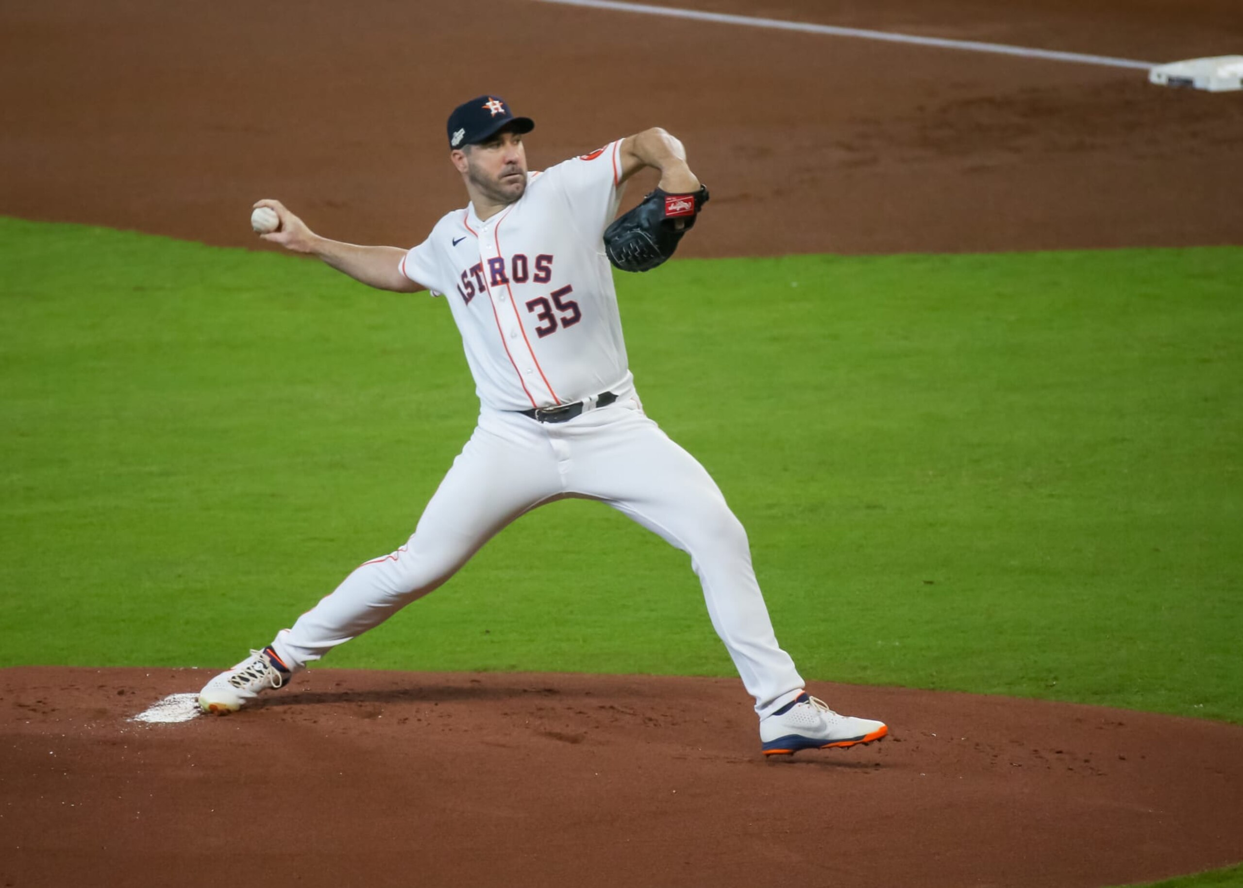 HOUSTON, TX - OCTOBER 11: Houston Astros starting pitcher Justin Verlander (35) throws a pitch in the top of the first inning during the ALDS Game 1 between the Seattle Mariners and Houston Astros on October 11, 2022 at Minute Maid Park in Houston, Texas.  (Photo by Leslie Plaza Johnson/Icon Sportswire via Getty Images)