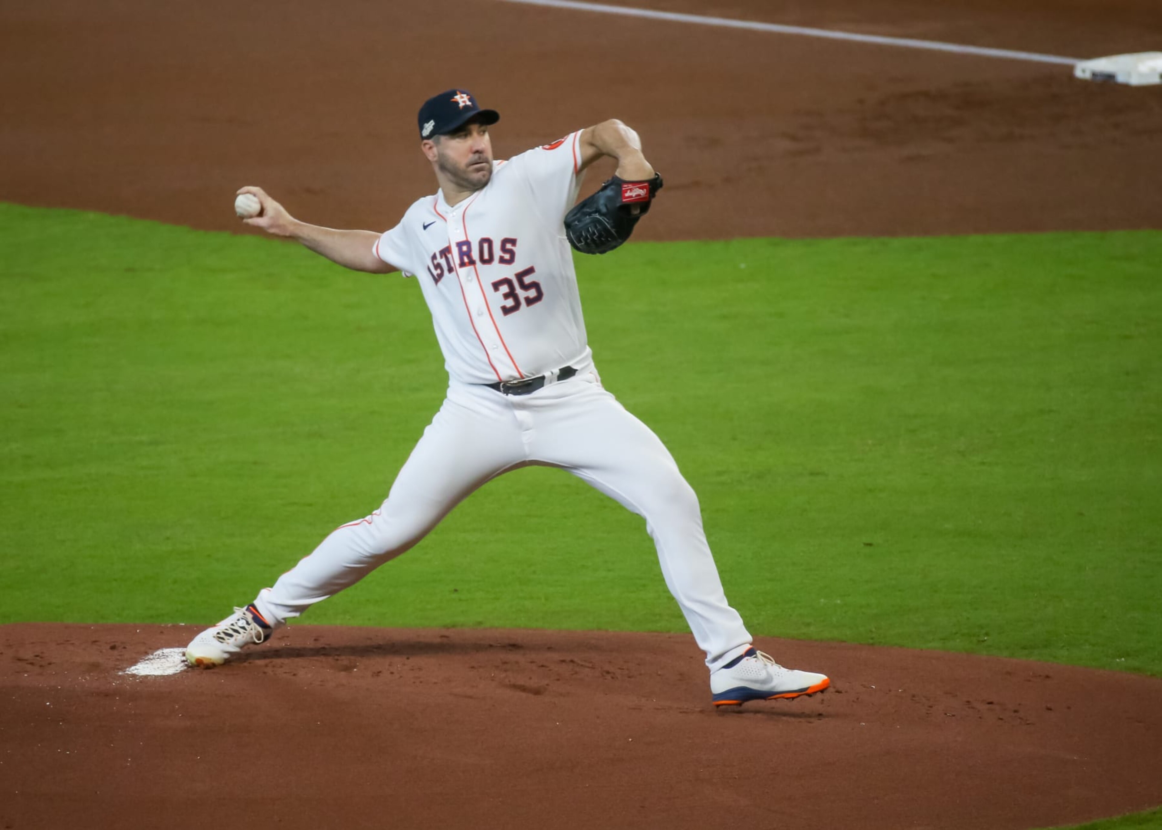 HOUSTON, TX - OCTOBER 11: Houston Astros starting pitcher Justin Verlander (35) throws a pitch in the top of the first inning during the ALDS Game 1 between the Seattle Mariners and Houston Astros on October 11, 2022 at Minute Maid Park in Houston, Texas.  (Photo by Leslie Plaza Johnson/Icon Sportswire via Getty Images)
