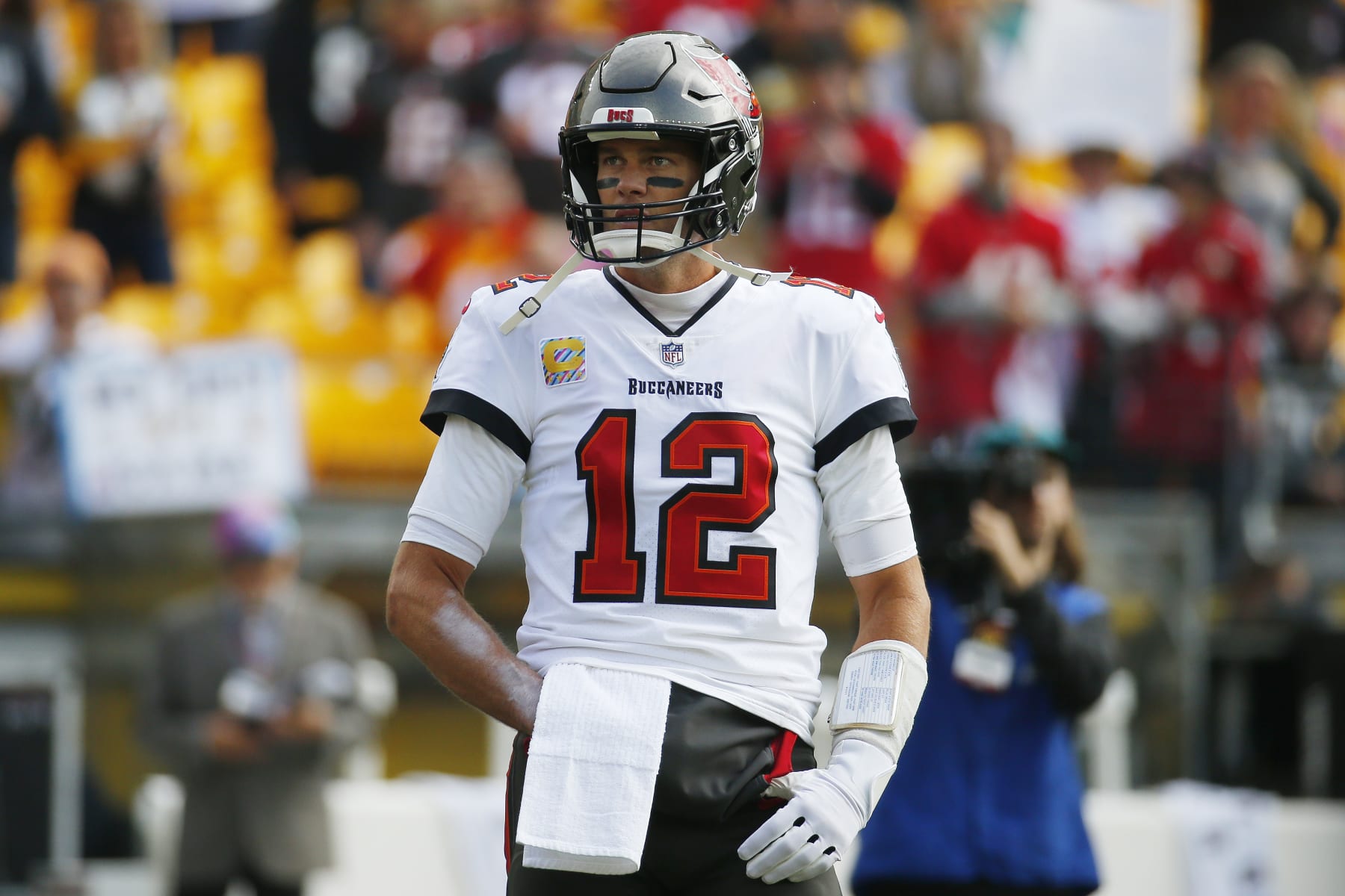 PITTSBURGH, PENNSYLVANIA - OCTOBER 16: Tom Brady #12 of the Tampa Bay Buccaneers warms up prior to the game against the Pittsburgh Steelers at Acrisure Stadium on October 16, 2022 in Pittsburgh, Pennsylvania. (Photo by Justin K. Aller/Getty Images)
