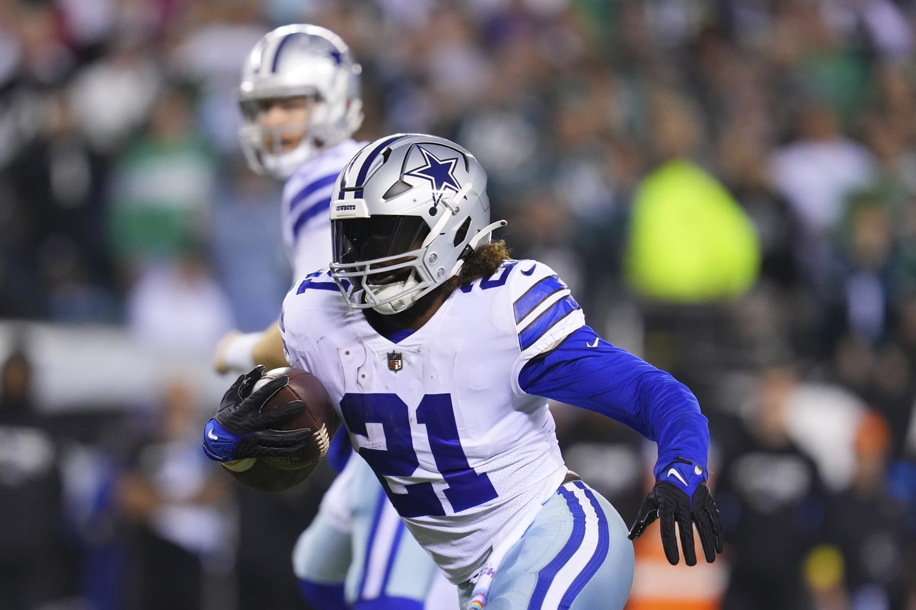 PHILADELPHIA, PA - OCTOBER 16: Ezekiel Elliott #21 of the Dallas Cowboys runs the ball against the Philadelphia Eagles at Lincoln Financial Field on October 16, 2022 in Philadelphia, Pennsylvania. (Photo by Mitchell Leff/Getty Images)