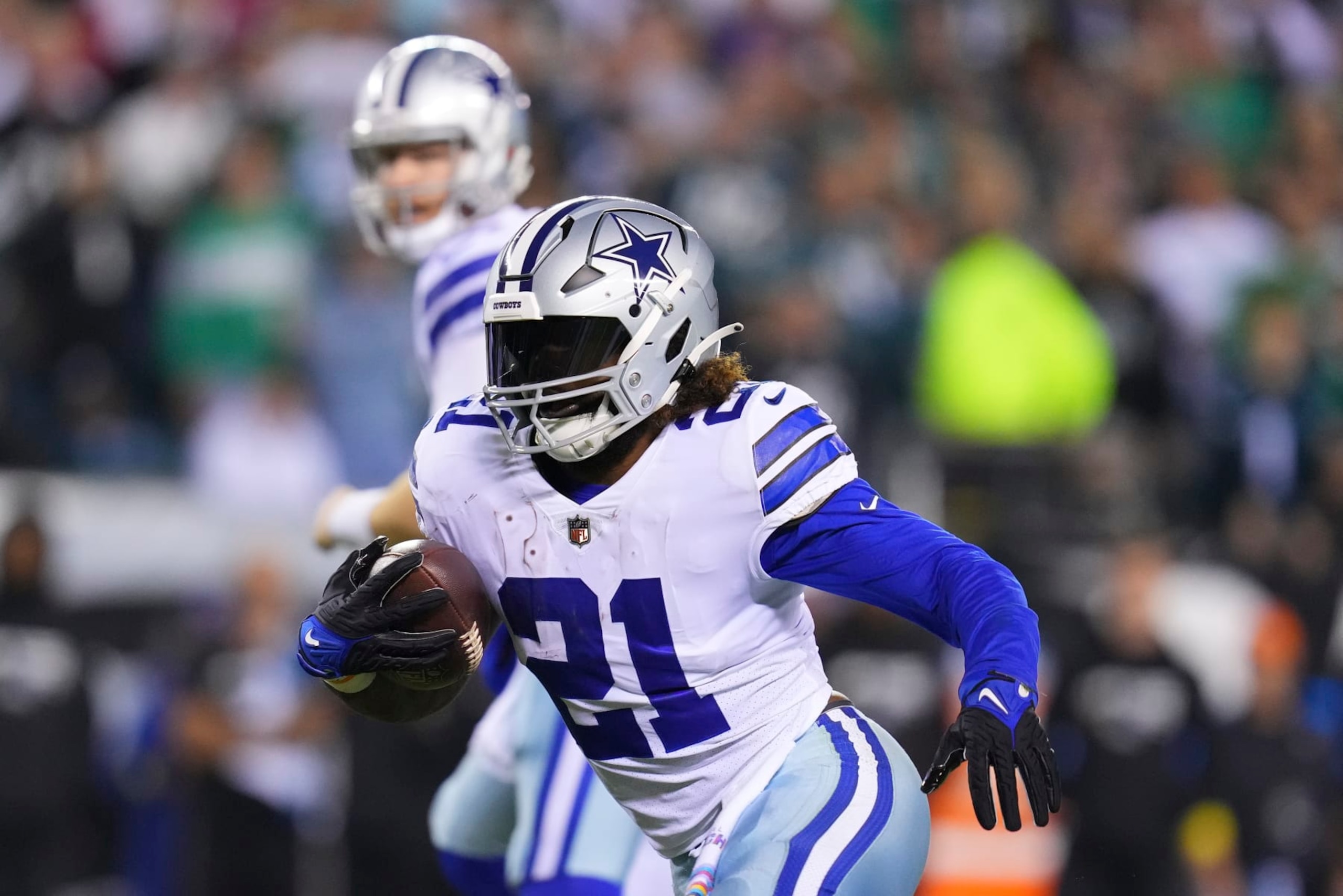 PHILADELPHIA, PA - OCTOBER 16: Ezekiel Elliott #21 of the Dallas Cowboys runs the ball against the Philadelphia Eagles at Lincoln Financial Field on October 16, 2022 in Philadelphia, Pennsylvania. (Photo by Mitchell Leff/Getty Images) PHILADELPHIA, PA - OCTOBER 16: Ezekiel Elliott #21 of the Dallas Cowboys runs the ball against the Philadelphia Eagles at Lincoln Financial Field on October 16, 2022 in Philadelphia, Pennsylvania. (Photo by Mitchell Leff/Getty Images)