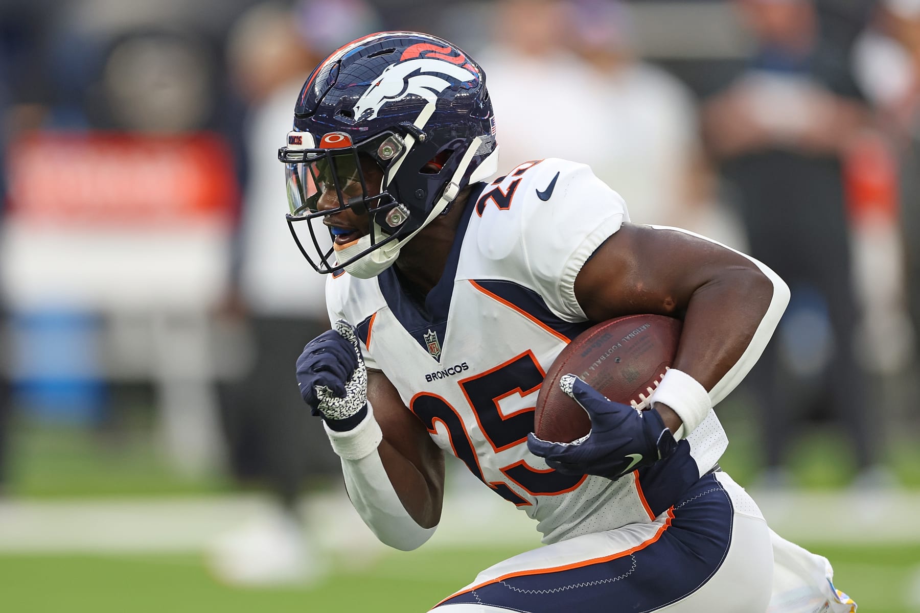 INGLEWOOD, CALIFORNIA - OCTOBER 17: Melvin Gordon III #25 of the Denver Broncos participates in warmups prior to a game against the Los Angeles Chargers at SoFi Stadium on October 17, 2022 in Inglewood, California. (Photo by Sean M. Haffey/Getty Images)
