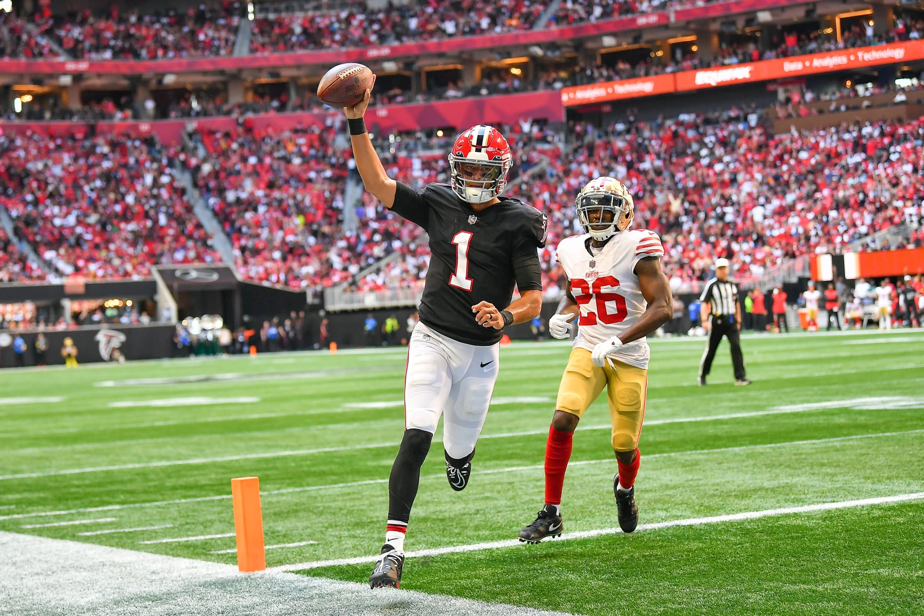 ATLANTA, GA  OCTOBER 16:  Atlanta quarterback Marcus Mariota (1) runs for a touchdown during the NFL game between the San Francisco 49ers and the Atlanta Falcons on October 16th, 2022 at Mercedes-Benz Stadium in Atlanta, GA.  (Photo by Rich von Biberstein/Icon Sportswire via Getty Images)