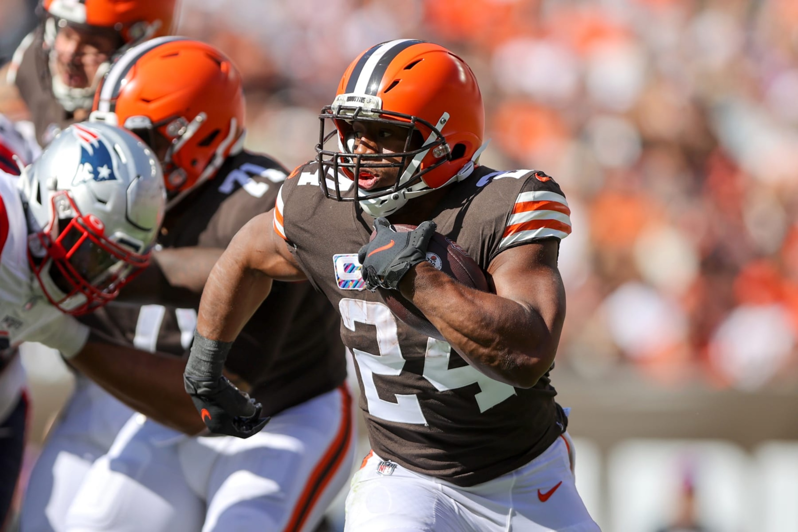 CLEVELAND, OH - OCTOBER 16: Cleveland Browns running back Nick Chubb (24) carries the football during the second quarter of the National Football League game between the New England Patriots and Cleveland Browns on October 16, 2022, at FirstEnergy Stadium in Cleveland, OH. (Photo by Frank Jansky/Icon Sportswire via Getty Images) CLEVELAND, OH - OCTOBER 16: Cleveland Browns running back Nick Chubb (24) carries the football during the second quarter of the National Football League game between the New England Patriots and Cleveland Browns on October 16, 2022, at FirstEnergy Stadium in Cleveland, OH. (Photo by Frank Jansky/Icon Sportswire via Getty Images)