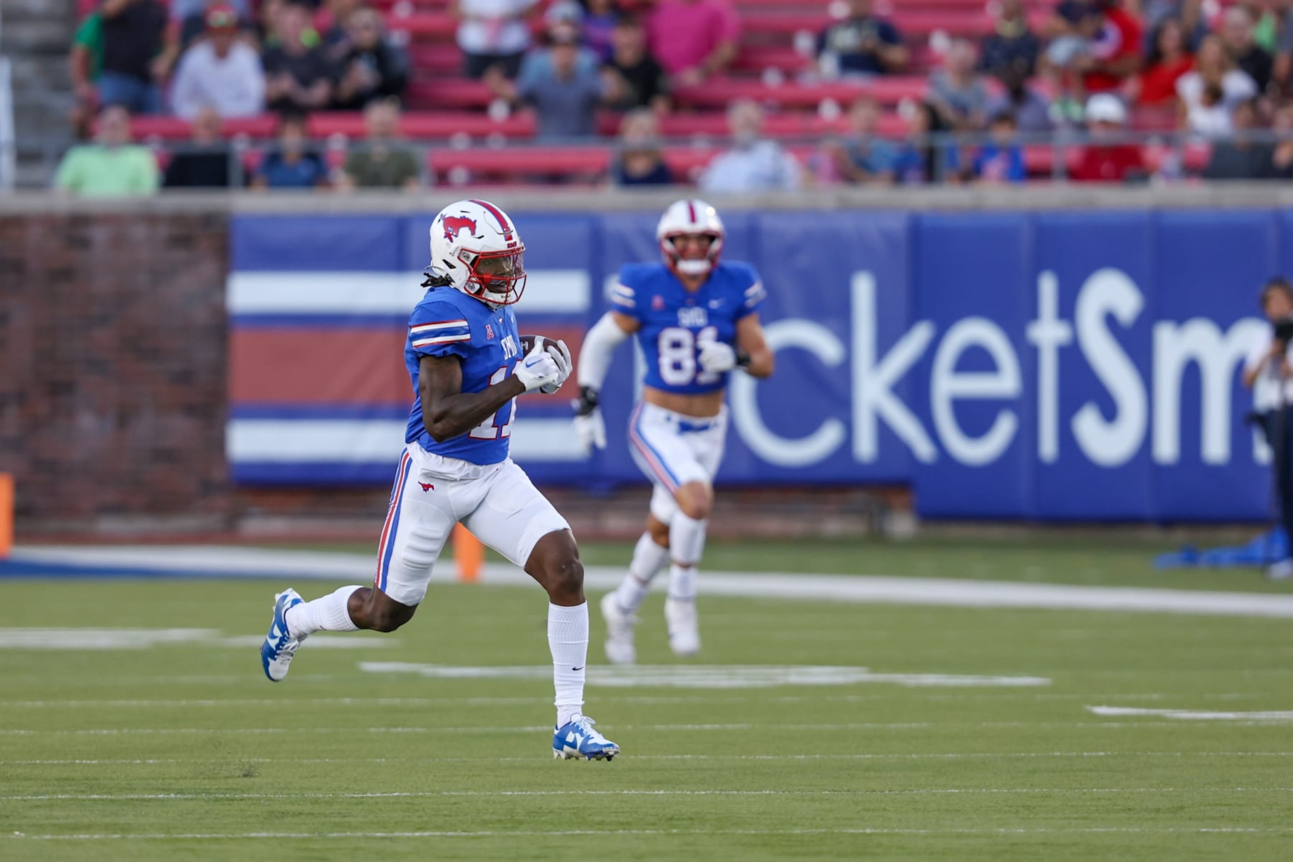 DALLAS, TX - OCTOBER 14: Southern Methodist Mustangs wide receiver Rashee Rice (11) runs after a catch during the game between SMU and Navy on October 14, 2022 at Gerald J. Ford Stadium in Dallas, TX. (Photo by George Walker/Icon Sportswire via Getty Images)