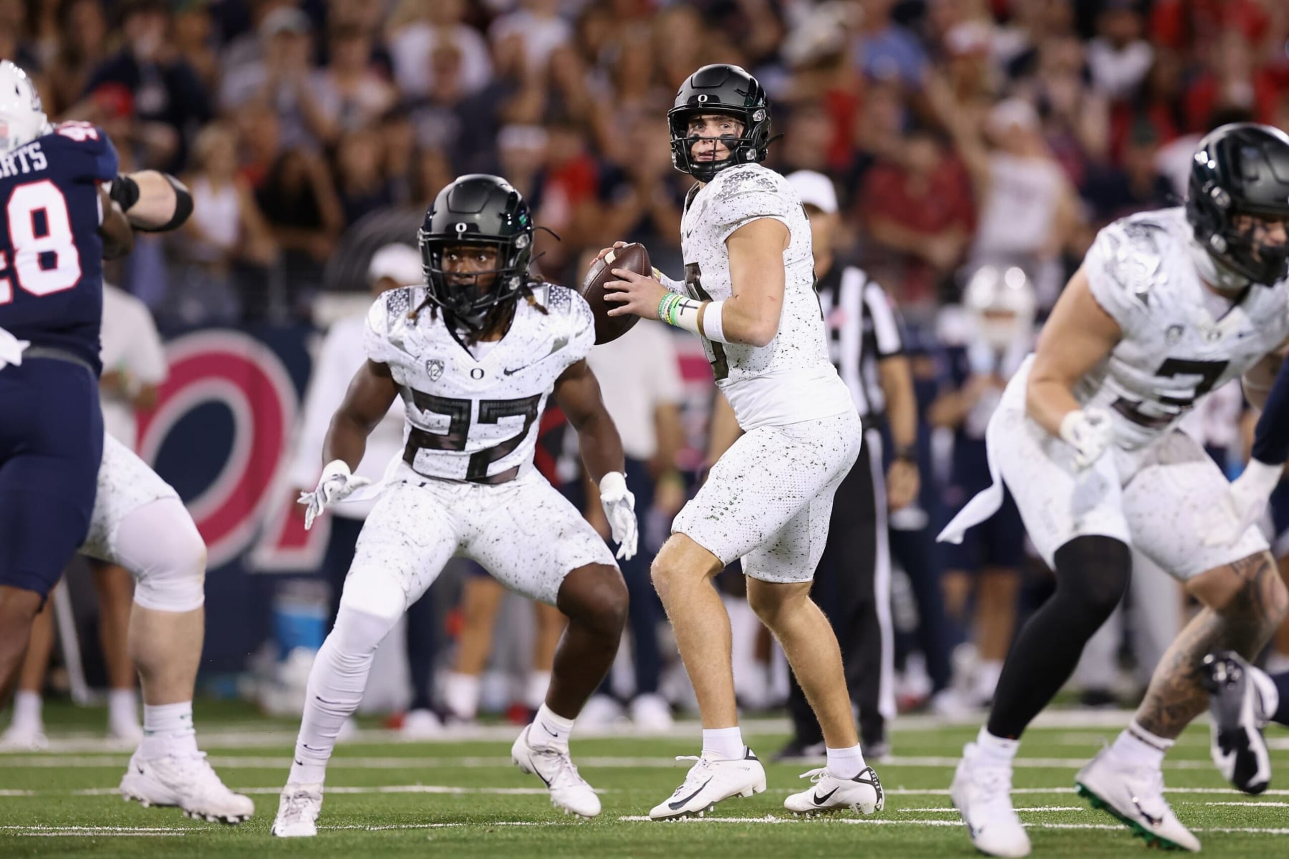 TUCSON, ARIZONA - OCTOBER 08: Quarterback Bo Nix #10 of the Oregon Ducks drops back to pass during the first half of the NCAAF game against the Arizona Wildcats at Arizona Stadium on October 08, 2022 in Tucson, Arizona. (Photo by Christian Petersen/Getty Images)