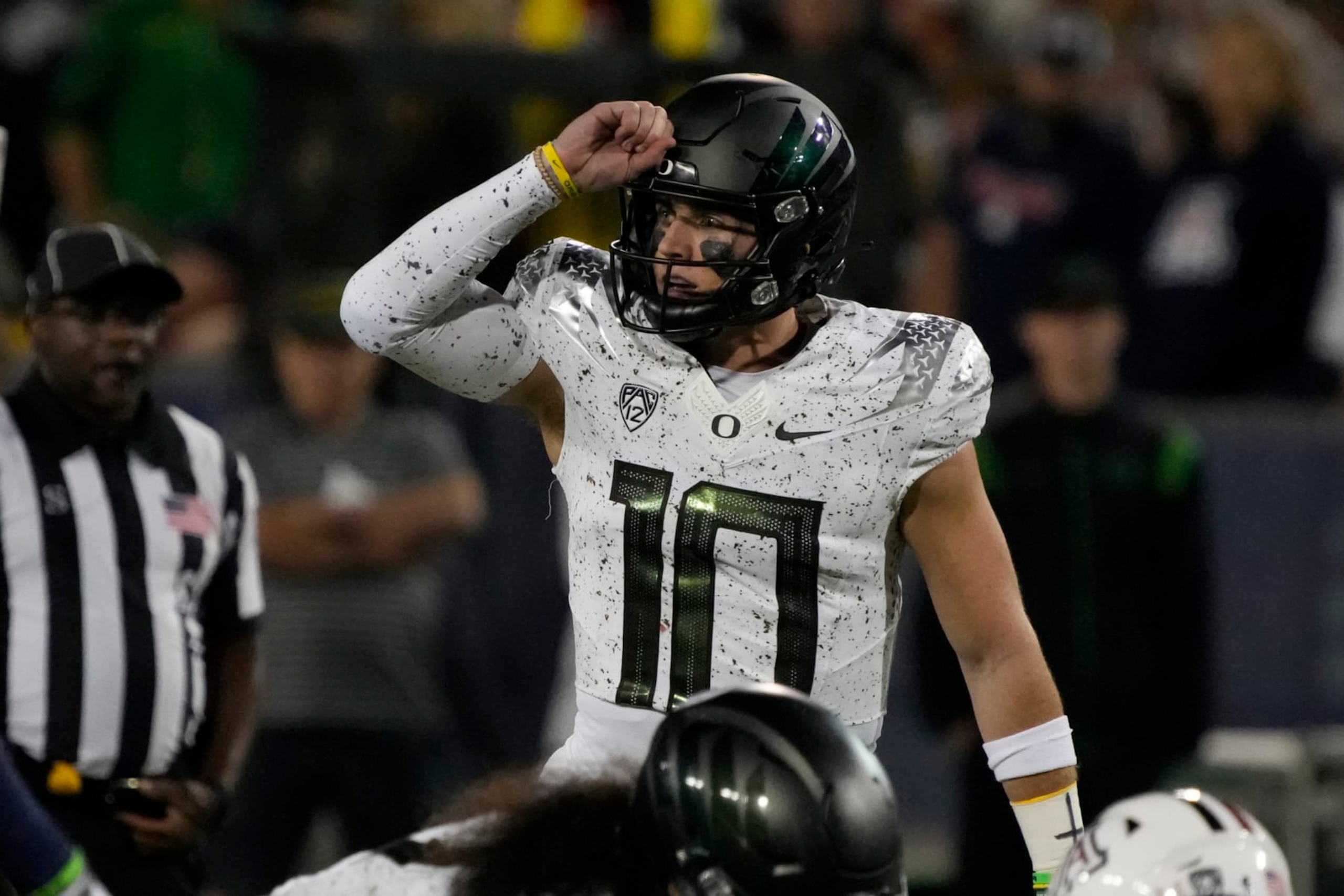 Oregon quarterback Bo Nix (10) in the first half during an NCAA college football game against Arizona, Saturday, Oct. 8, 2022, in Tucson, Ariz. (AP Photo/Rick Scuteri)