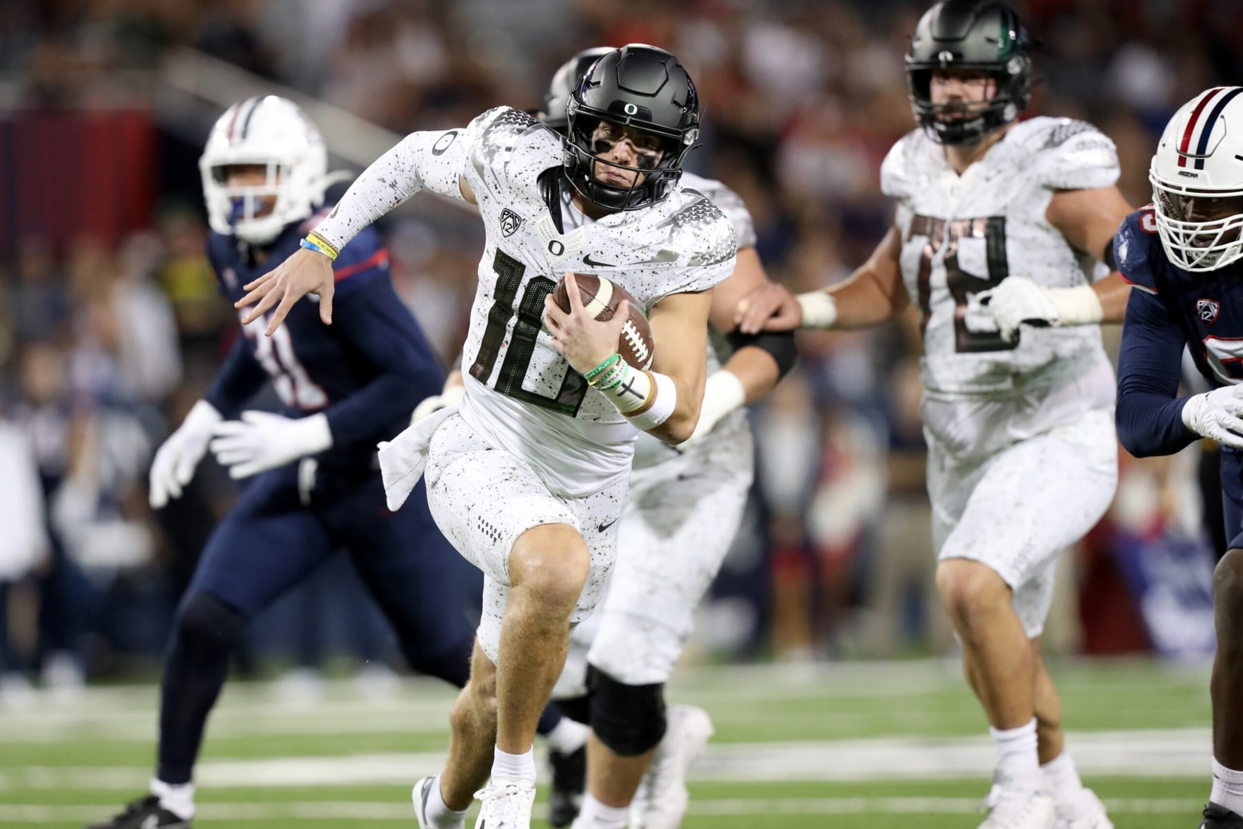 TUCSON, AZ - OCTOBER 08: Oregon Ducks quarterback Bo Nix #10 during a football game between the University of Oregon Ducks and the University of Arizona Wildcats on October 8, 2022 at Arizona Stadium in Tucson, AZ.  (Photo by Christopher Hook/Icon Sportswire via Getty Images)