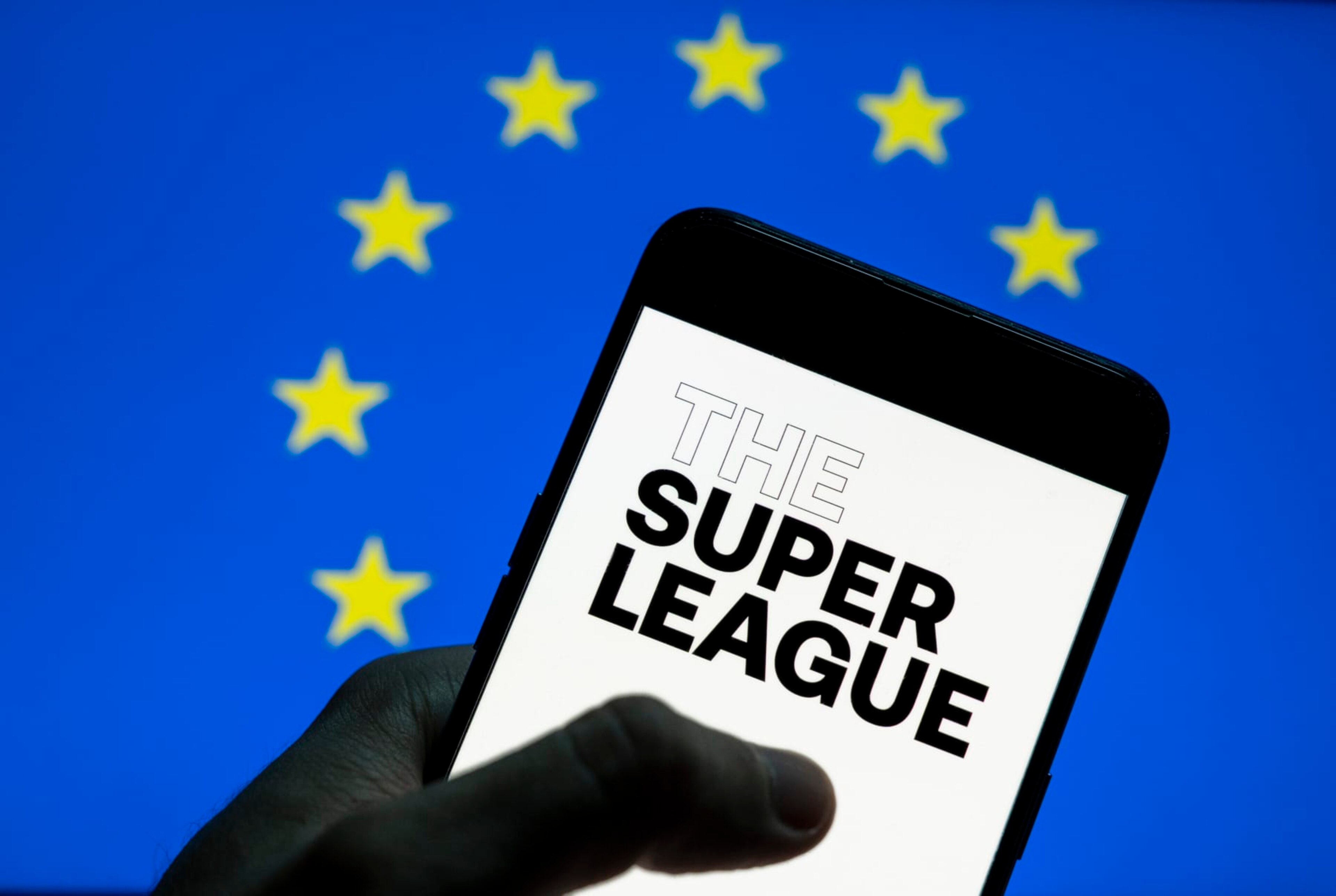 CHINA - 2021/04/24: In this photo illustration the Super League, commonly referred to as the European Super League (ESL) competition logo is seen on an Android mobile device screen with the European Union (EU) flag in the background. (Photo Illustration by Budrul Chukrut/SOPA Images/LightRocket via Getty Images) CHINA - 2021/04/24: In this photo illustration the Super League, commonly referred to as the European Super League (ESL) competition logo is seen on an Android mobile device screen with the European Union (EU) flag in the background. (Photo Illustration by Budrul Chukrut/SOPA Images/LightRocket via Getty Images)
